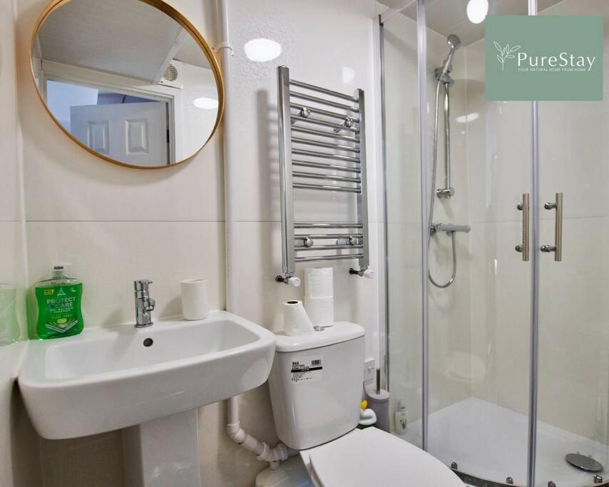 Large Leeds With Free Parking Sleeps 8 Apartment
