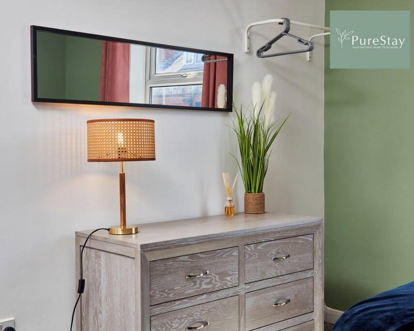 Large Leeds With Free Parking Sleeps 8 * Leeds (West Yorkshire)