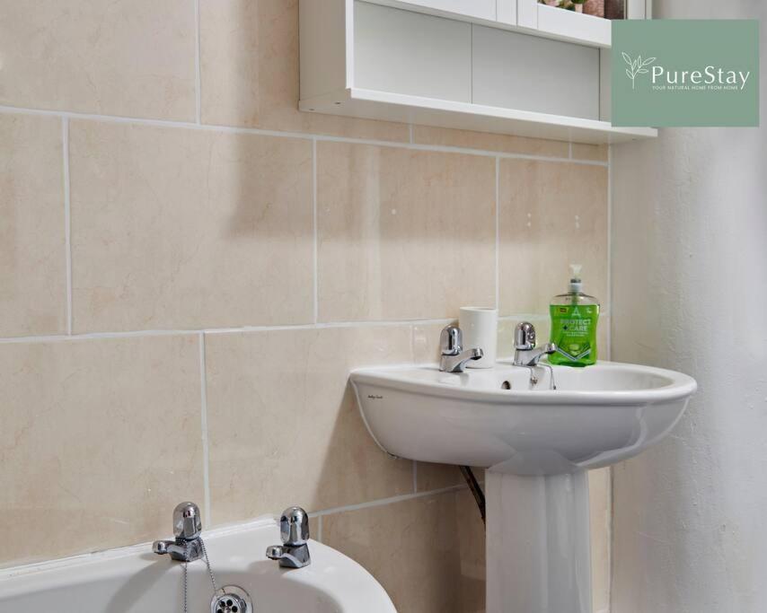 Large Leeds With Free Parking Sleeps 8 Apartment *