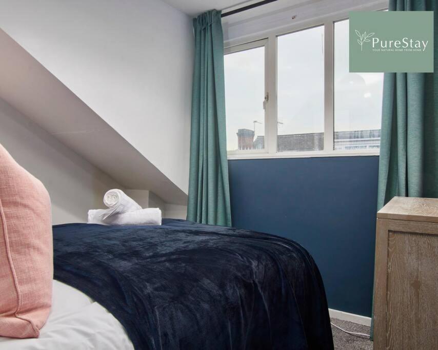Large Leeds With Free Parking Sleeps 8 Leeds (West Yorkshire)