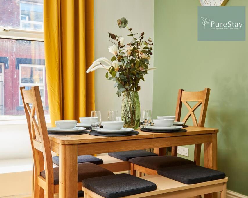 Large Leeds With Free Parking Sleeps 8 Apartment Leeds (West Yorkshire)