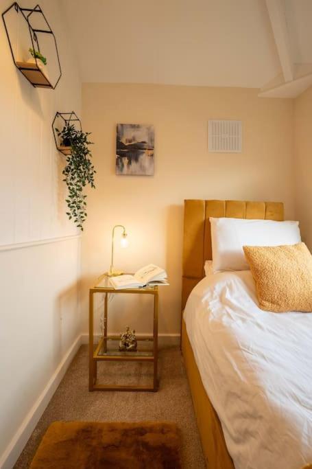 Centre 3 Bed House - Free Parking - Contact Us For Better Offers! Holiday home