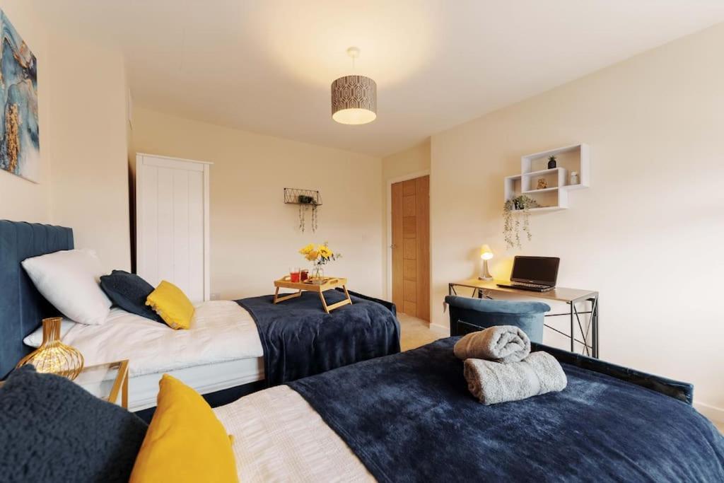Centre 3 Bed House - Free Parking - Contact Us For Better Offers! Holiday home *