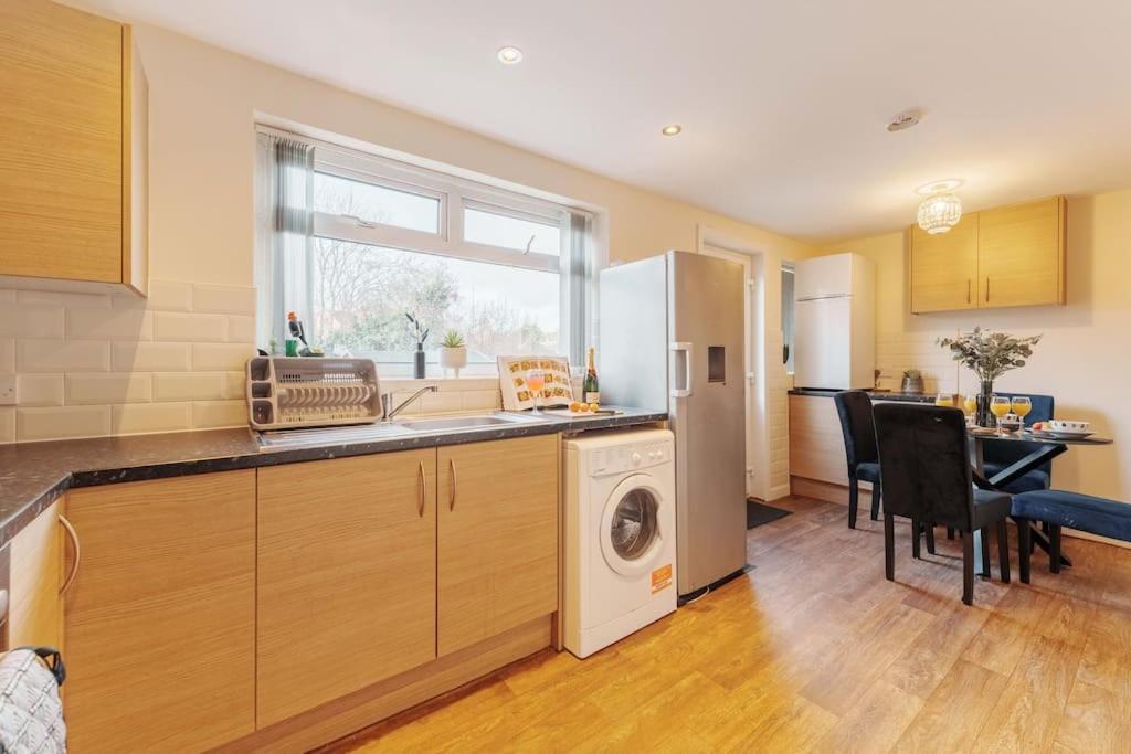 Centre 3 Bed House - Free Parking - Contact Us For Better Offers! *