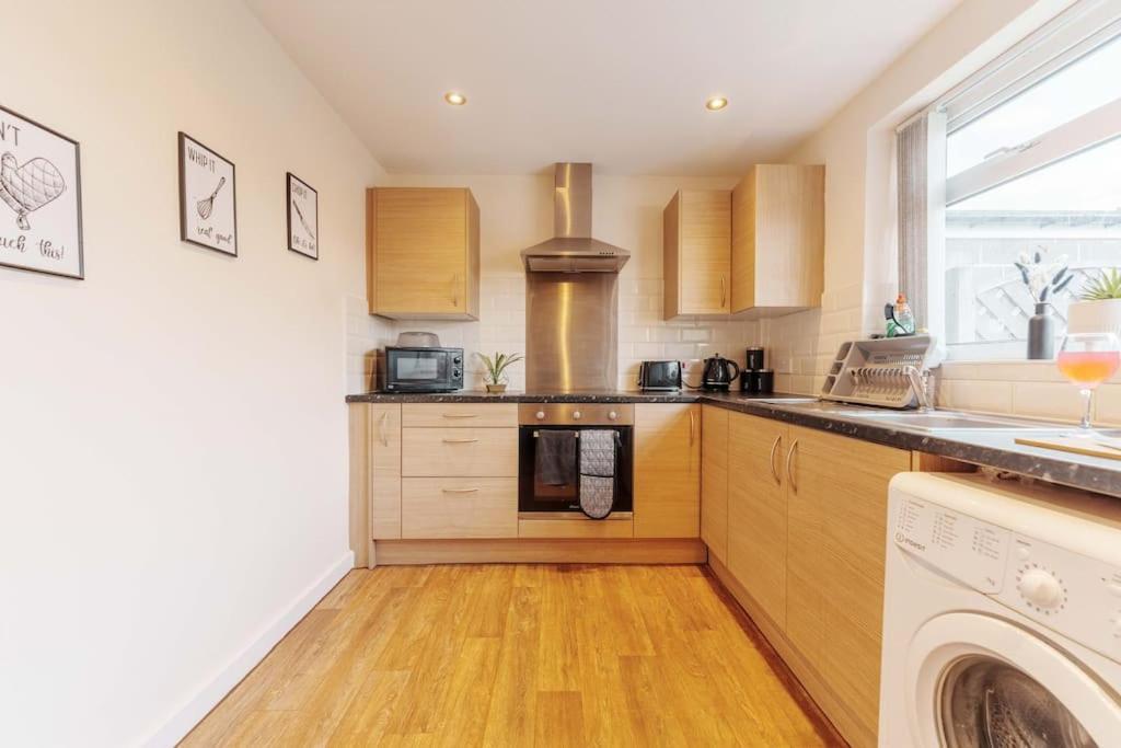 Centre 3 Bed House - Free Parking - Contact Us For Better Offers! Holiday home