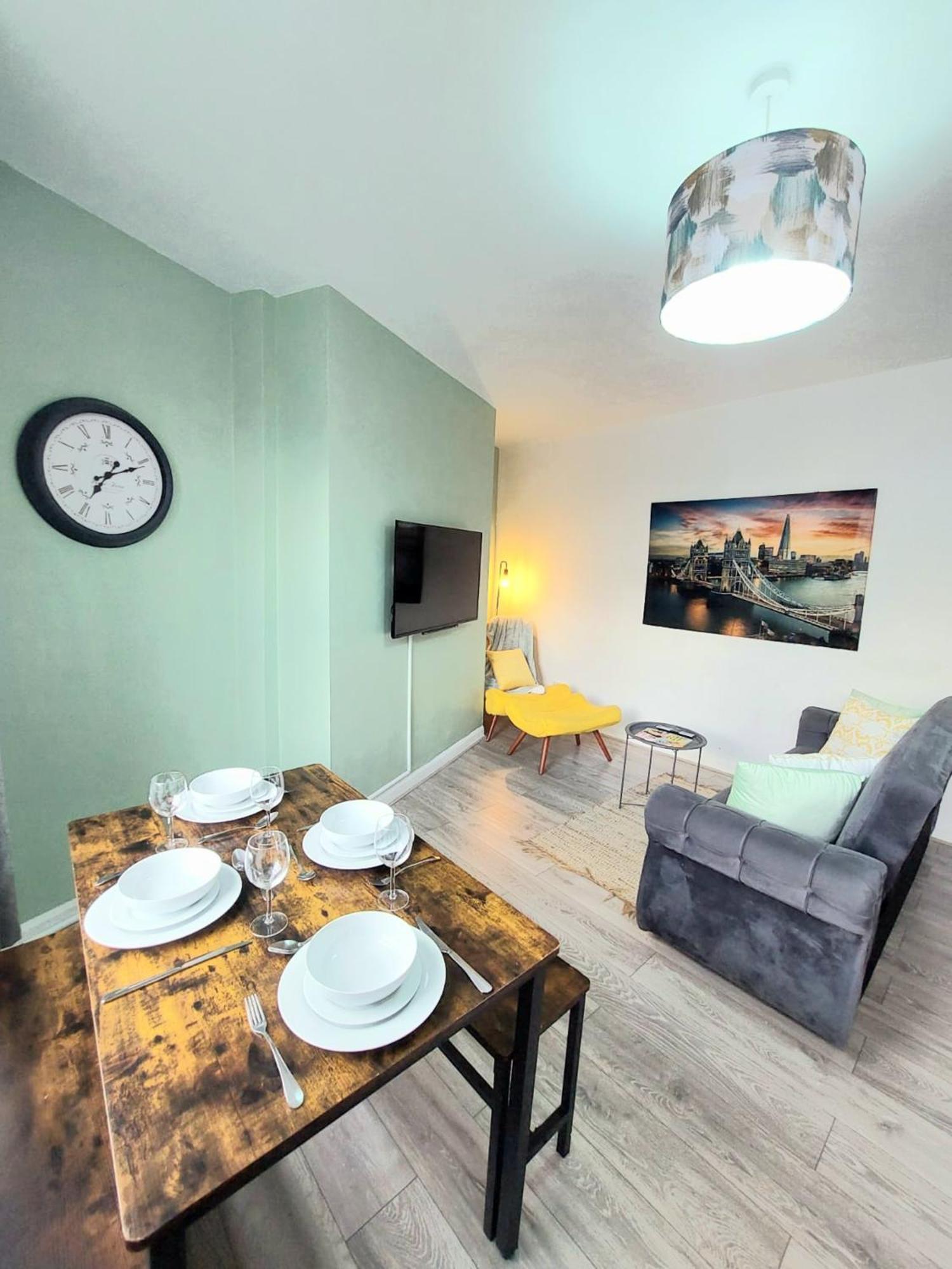 Cosy In Leeds, Free Wifi Holiday home *