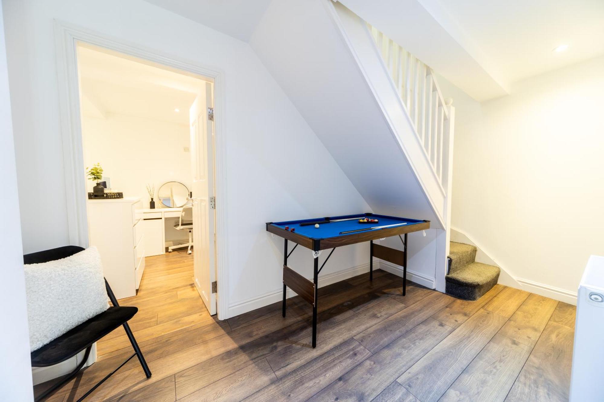 3bdr, En-suite Baths, Centre, Netflix, Amazing Location! Apartment *