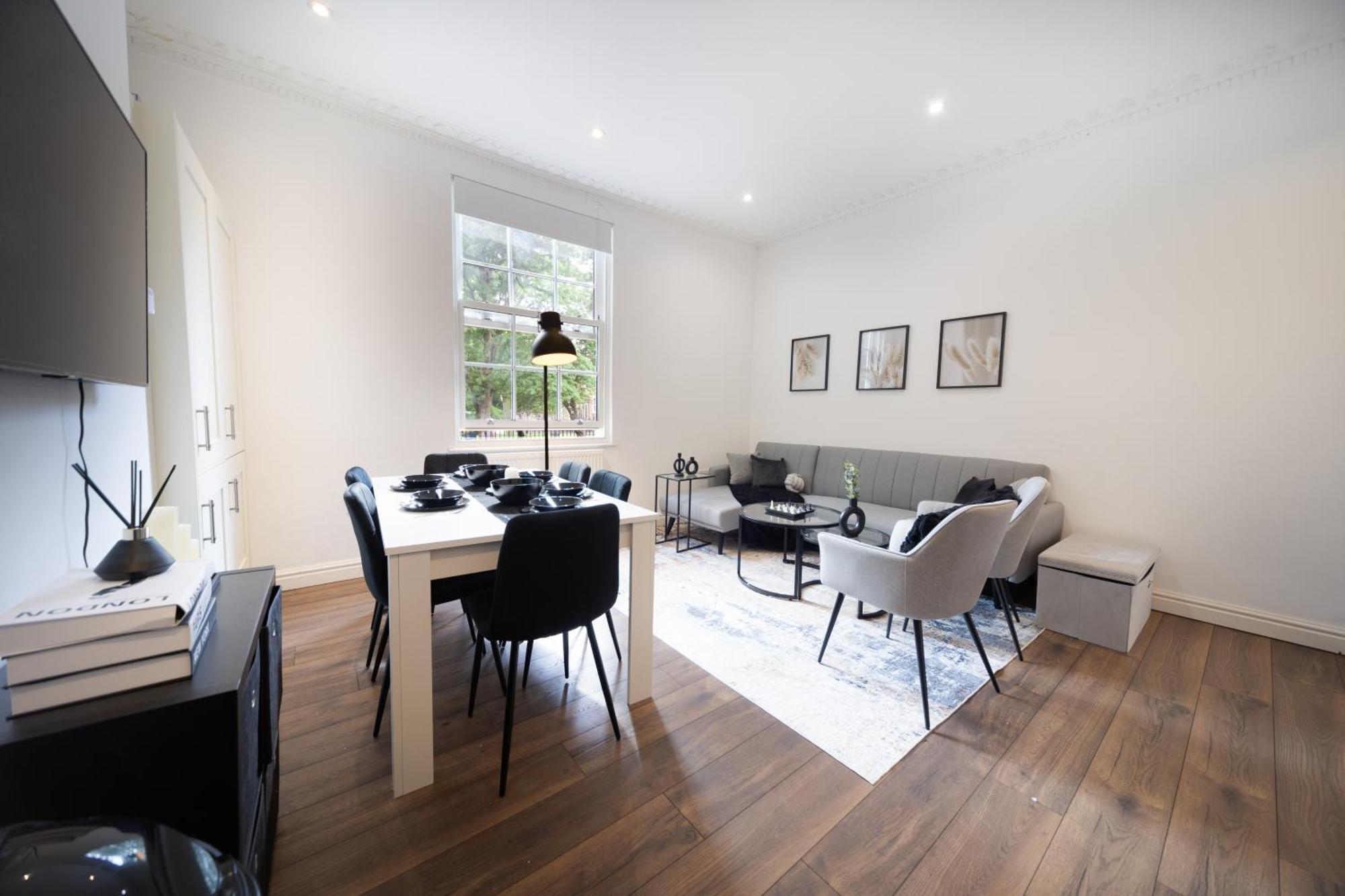 Apartment 3bdr, En-suite Baths, Centre, Netflix, Amazing Location! *
