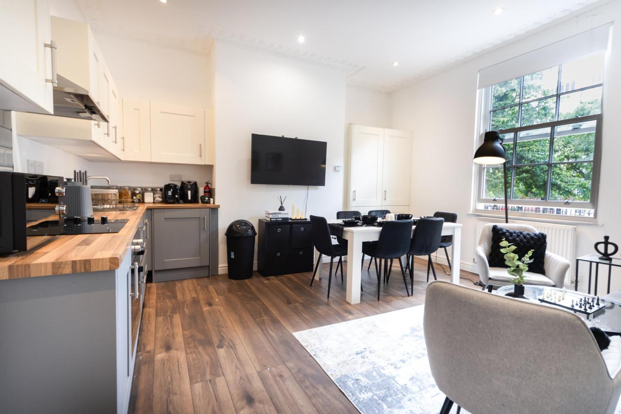 Apartment 3bdr, En-suite Baths, Centre, Netflix, Amazing Location! *