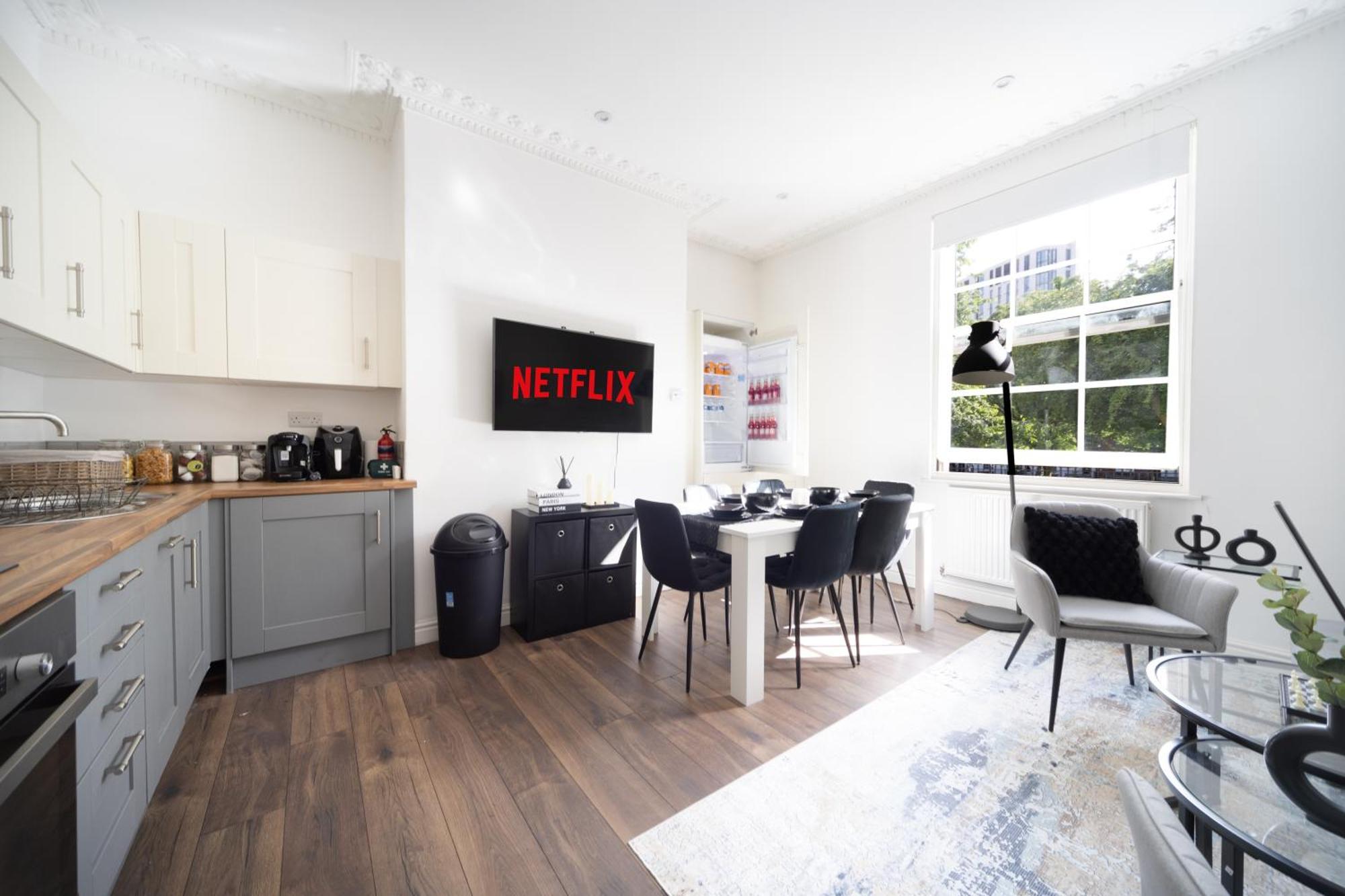 3bdr, En-suite Baths, Centre, Netflix, Amazing Location! *