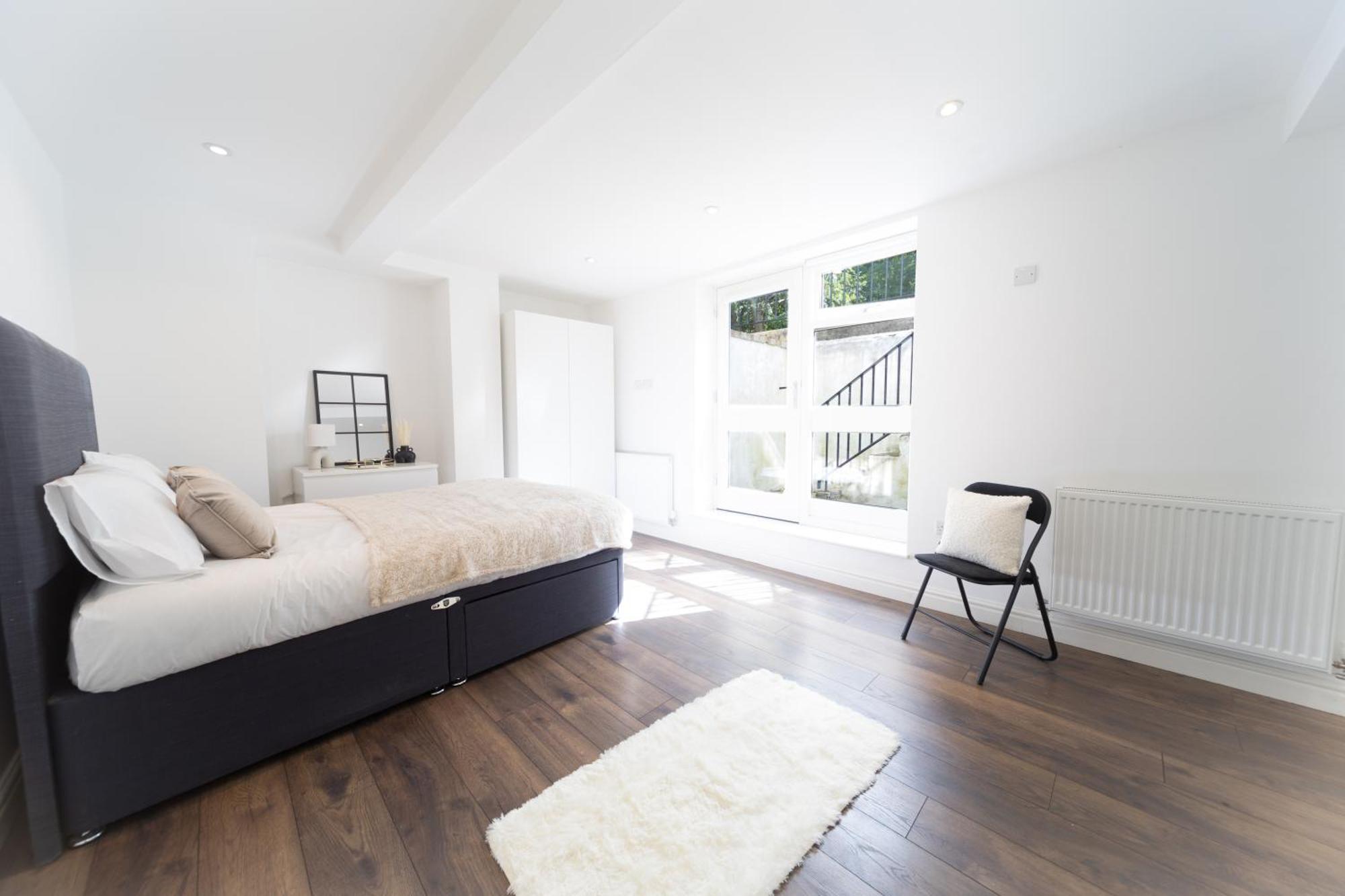 3bdr, En-suite Baths, Centre, Netflix, Amazing Location!