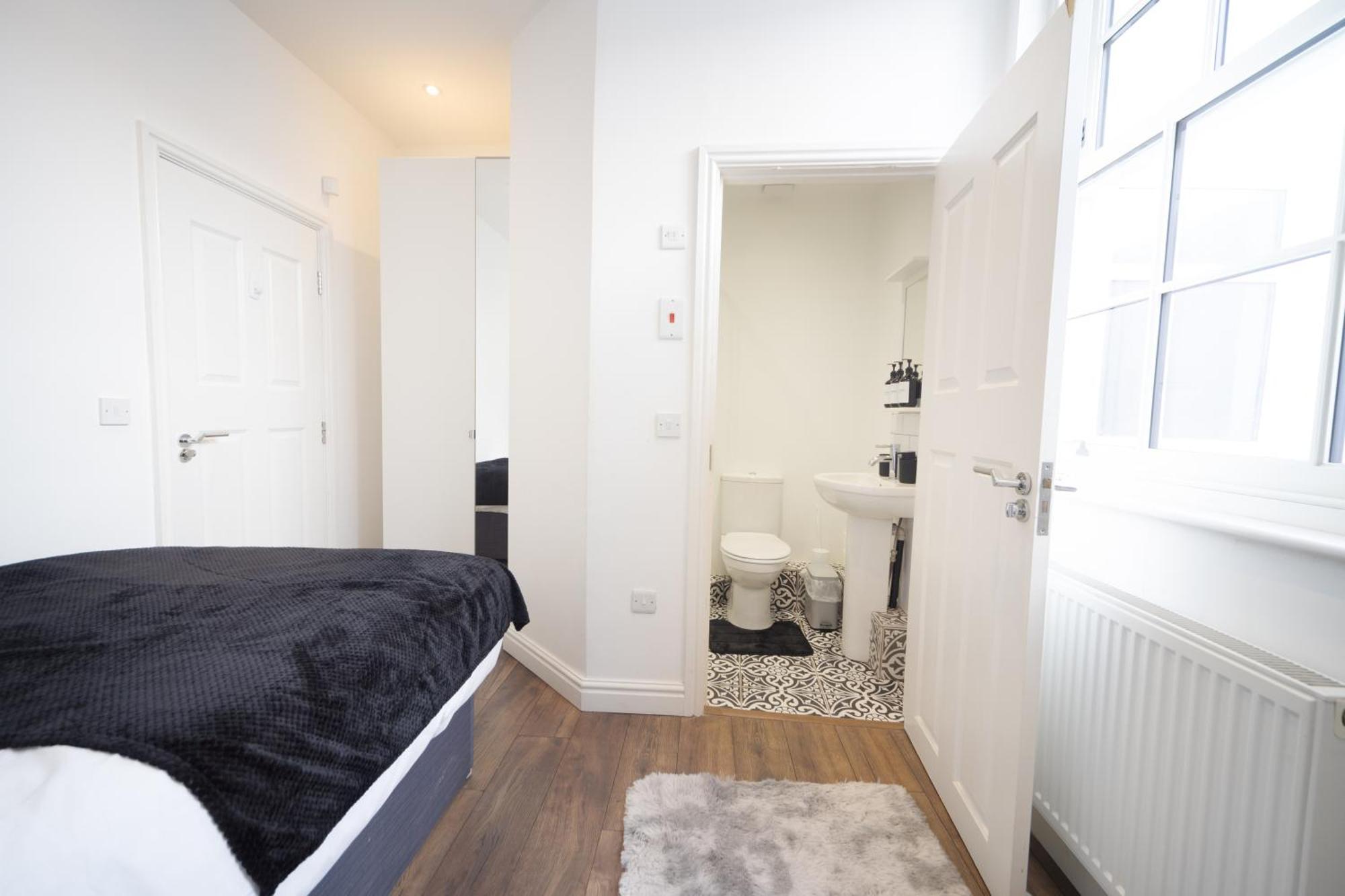 Apartment 3bdr, En-suite Baths, Centre, Netflix, Amazing Location! *