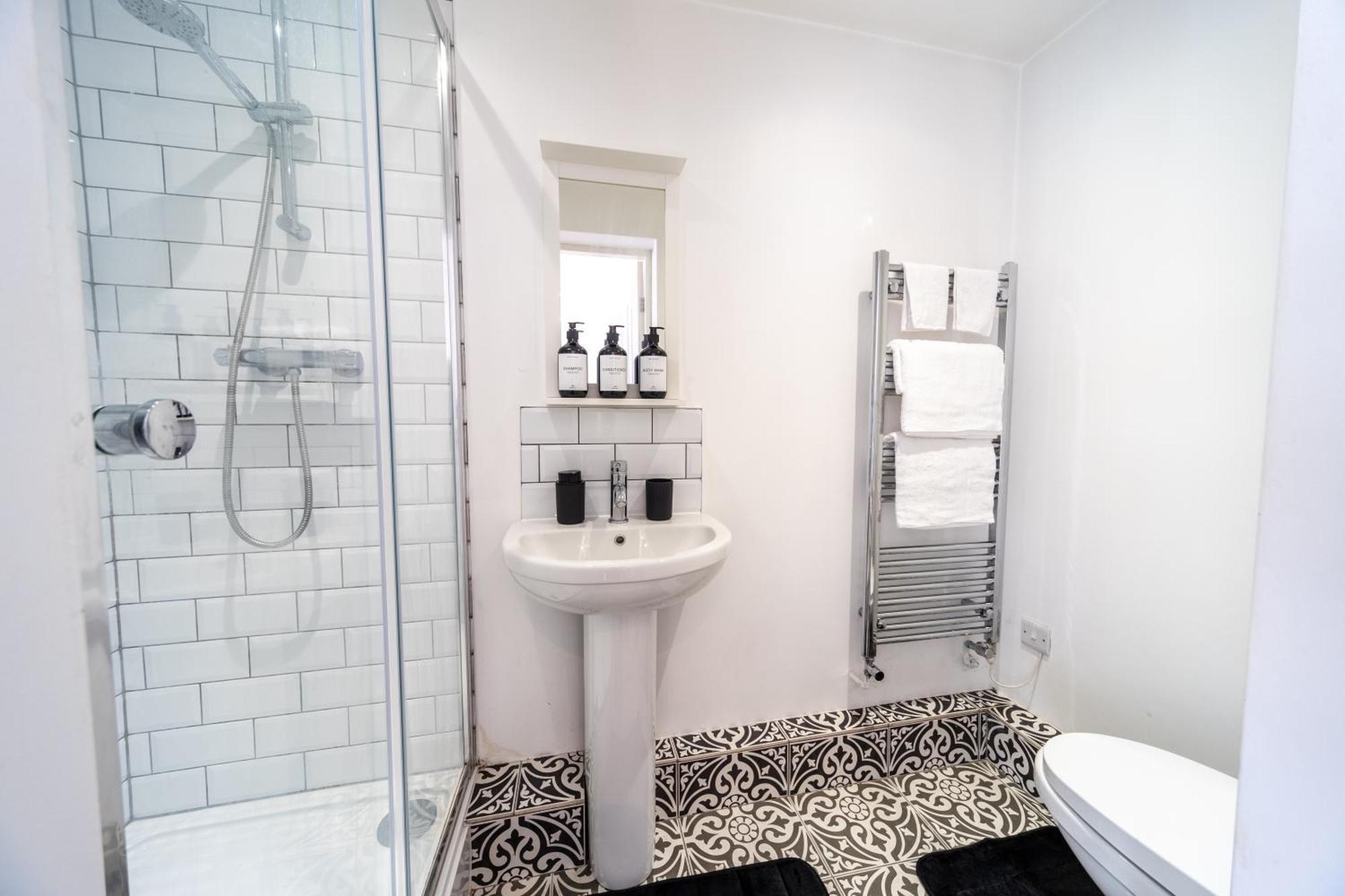 3bdr, En-suite Baths, Centre, Netflix, Amazing Location!