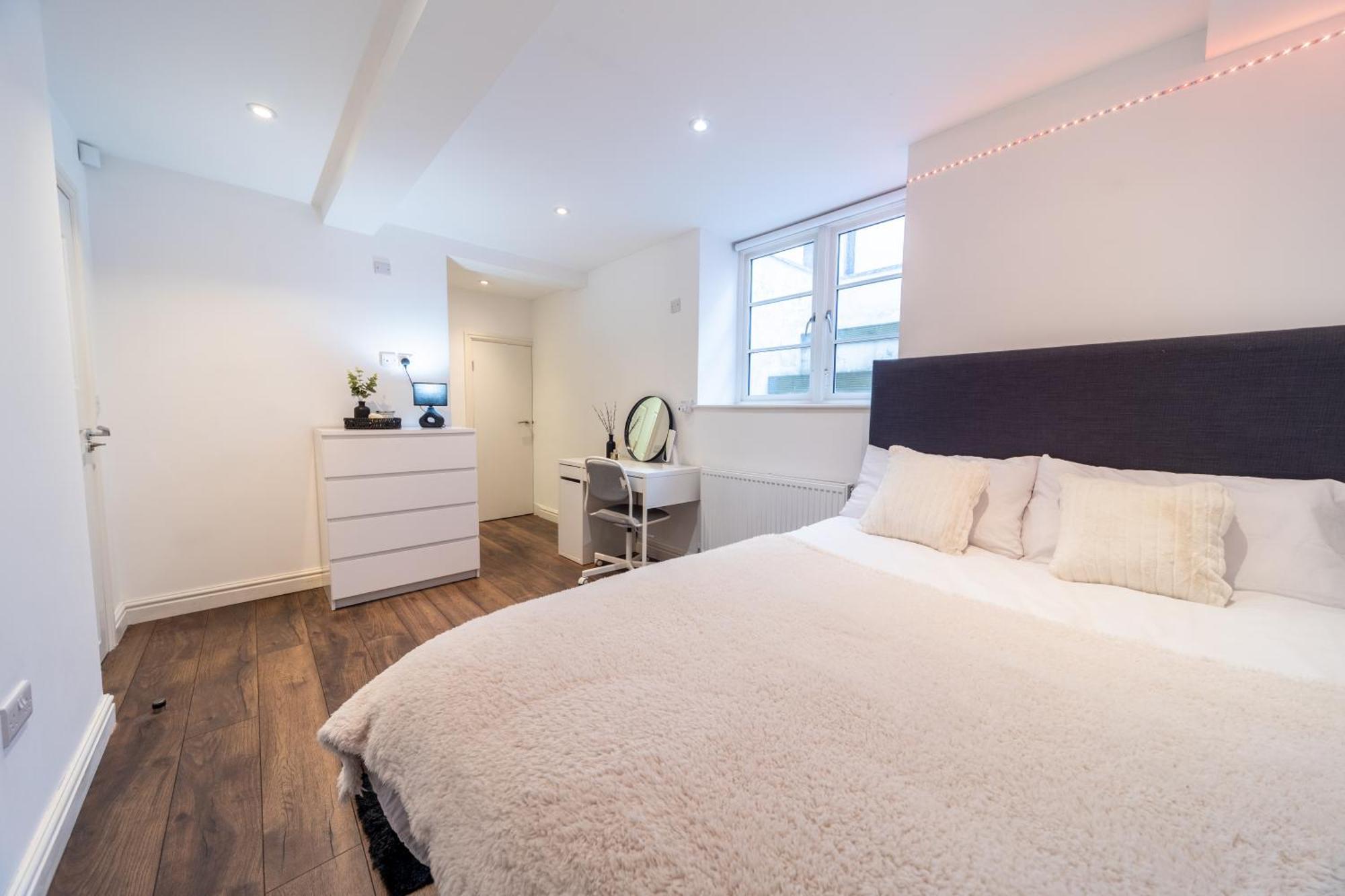 3bdr, En-suite Baths, Centre, Netflix, Amazing Location! Apartment *