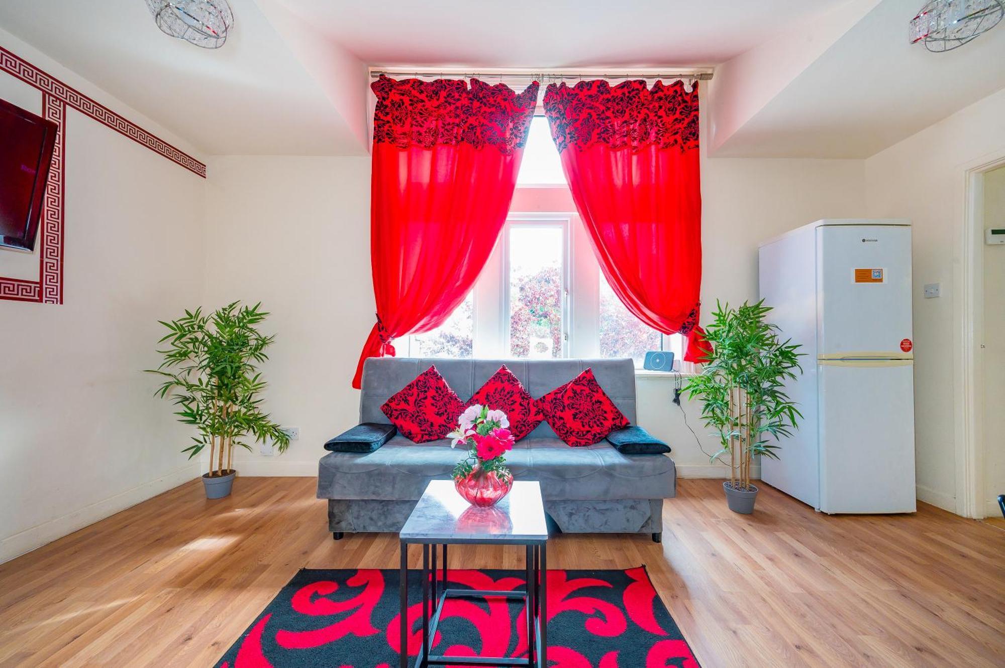 Cozy Luxe Haven: Free Parking & Fast Wifi Apartment