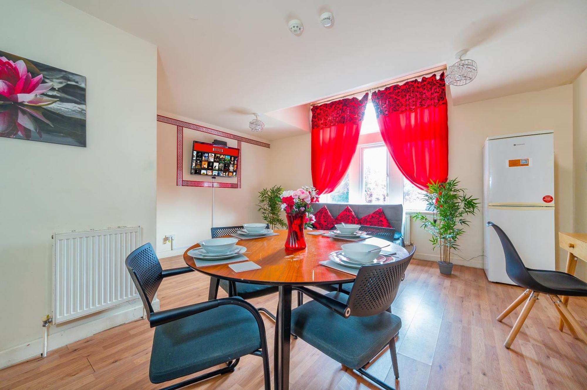 Apartment Cozy Luxe Haven: Free Parking & Fast Wifi *