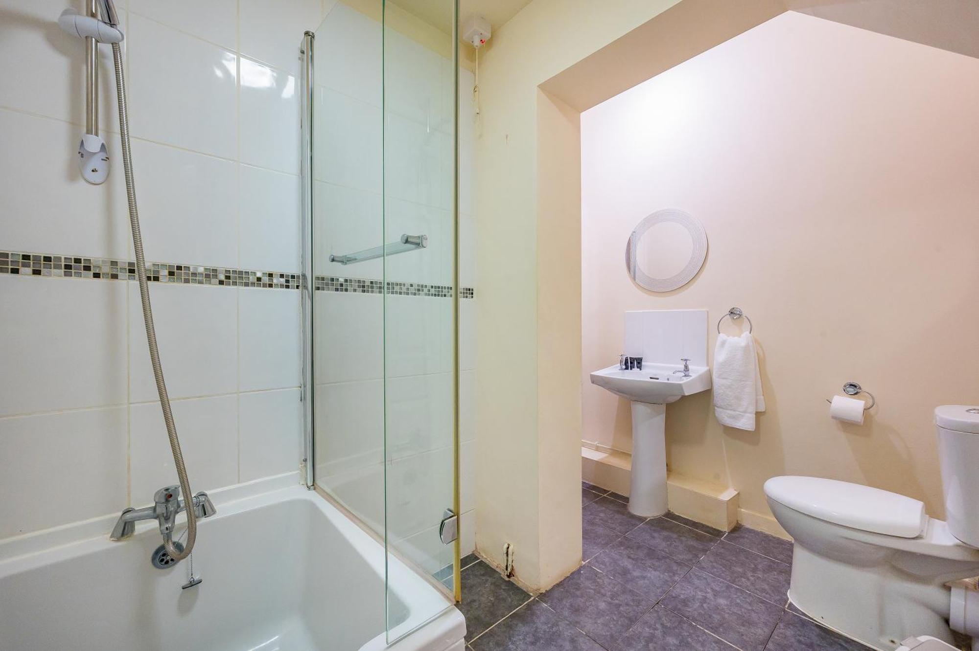 Cozy Luxe Haven: Free Parking & Fast Wifi Apartment