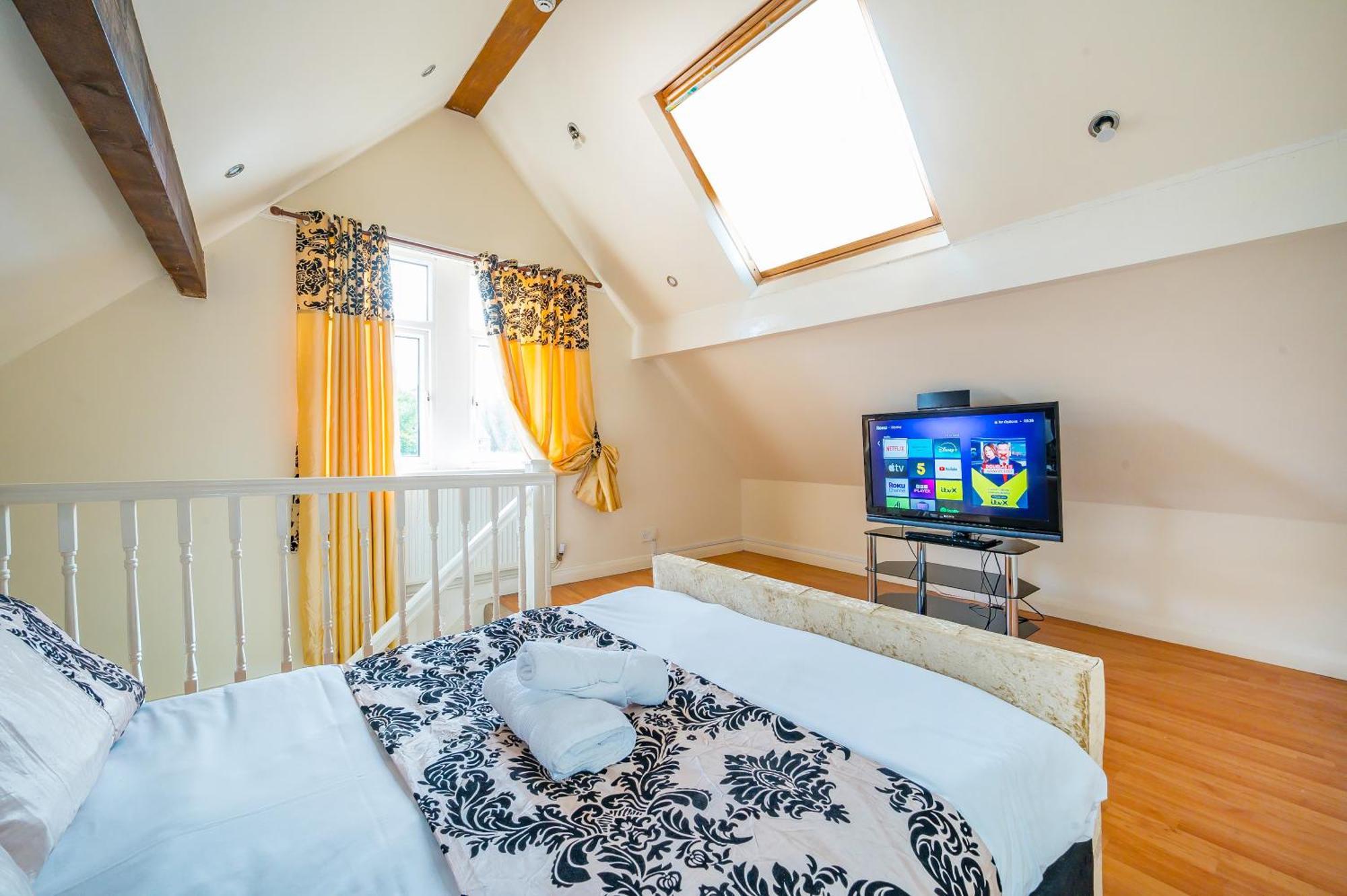 Apartment Cozy Luxe Haven: Free Parking & Fast Wifi *
