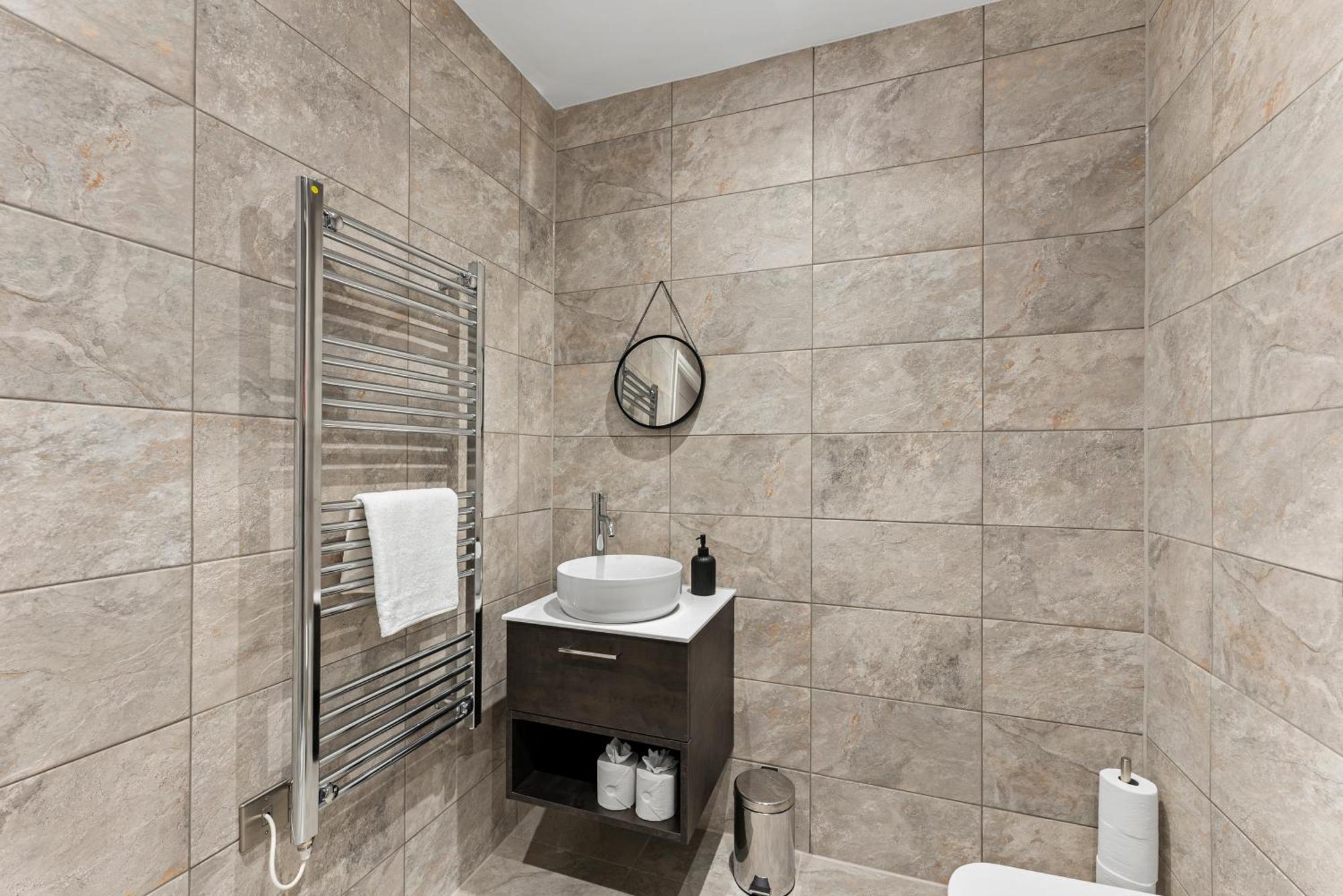 Stylish Abode In Leeds - Games - Parking Apartment