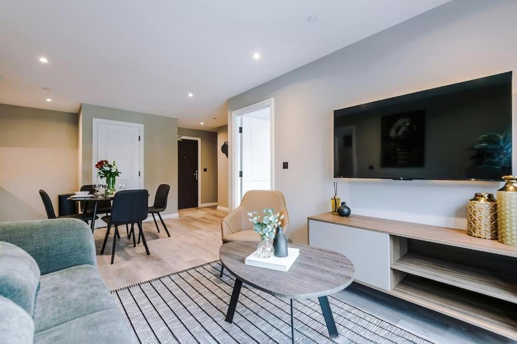 2 Bedroom Leeds Centre Apartment *