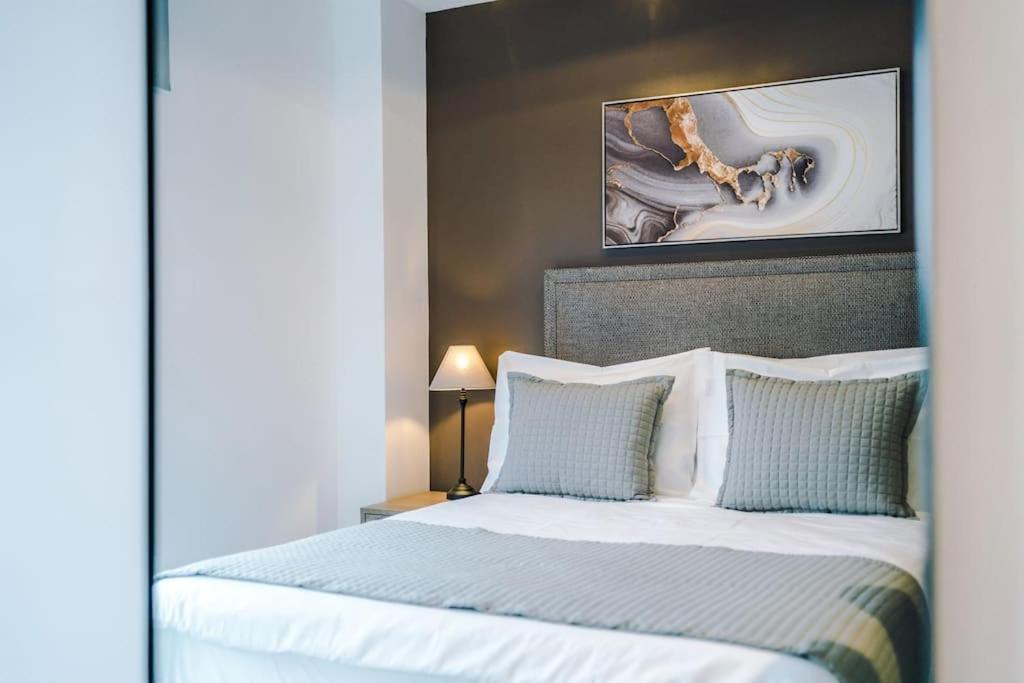 2 Bedroom Leeds Centre Apartment *