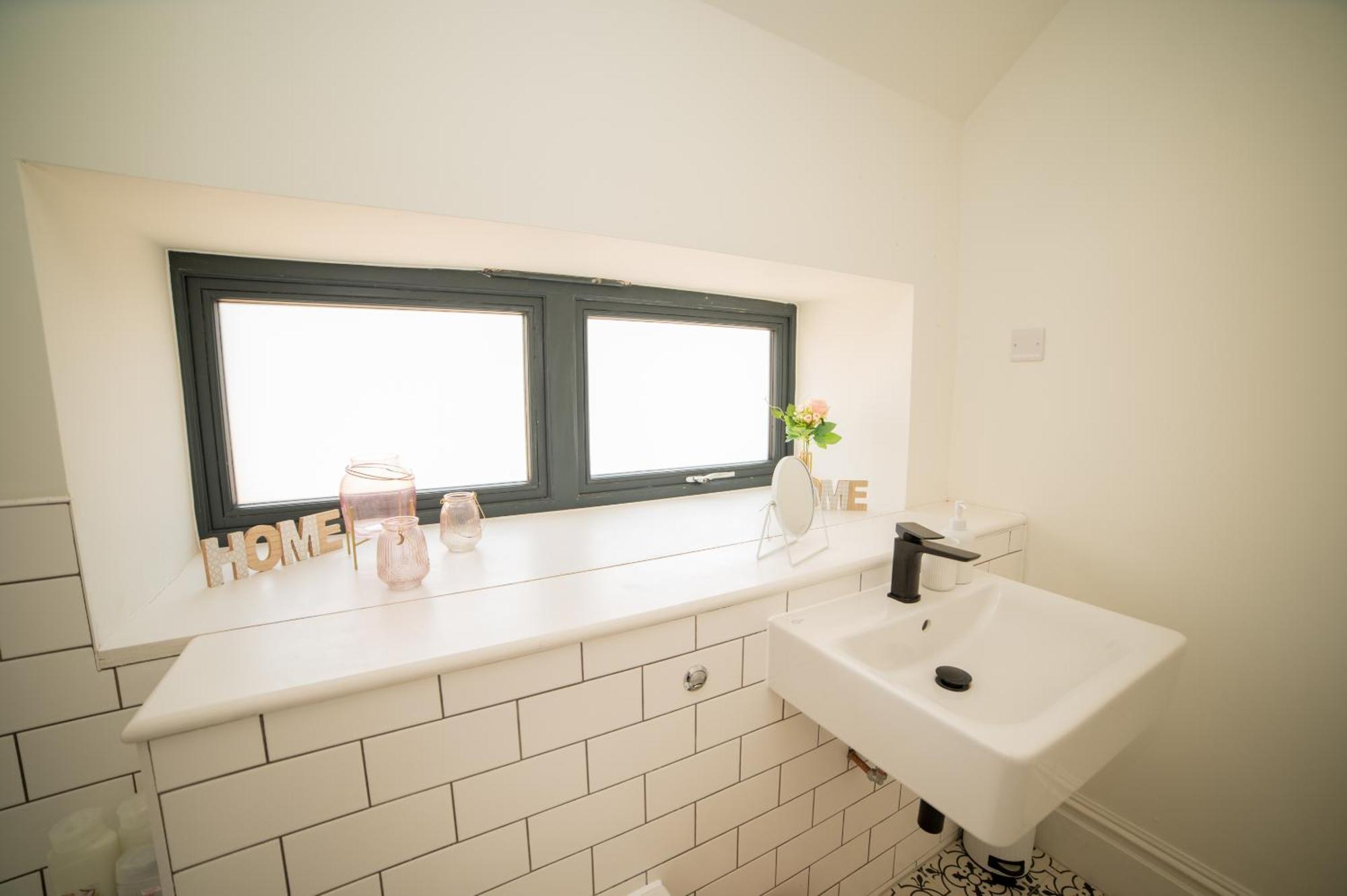 Stylish 3-bedroom Townhouse In Leeds: Ideal For Leisure & Corporate