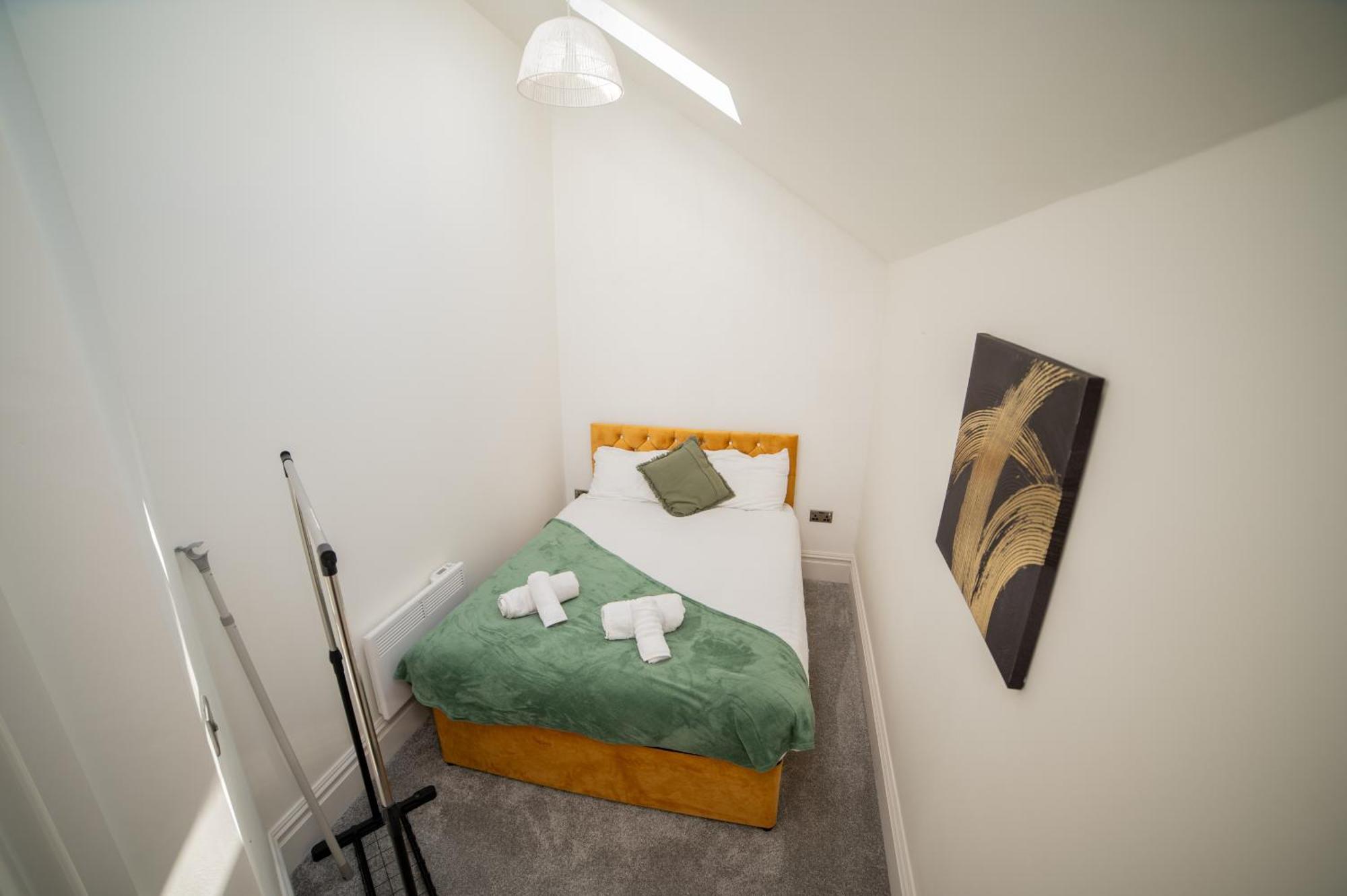 Stylish 3-bedroom Townhouse In Leeds: Ideal For Leisure & Corporate Apartment