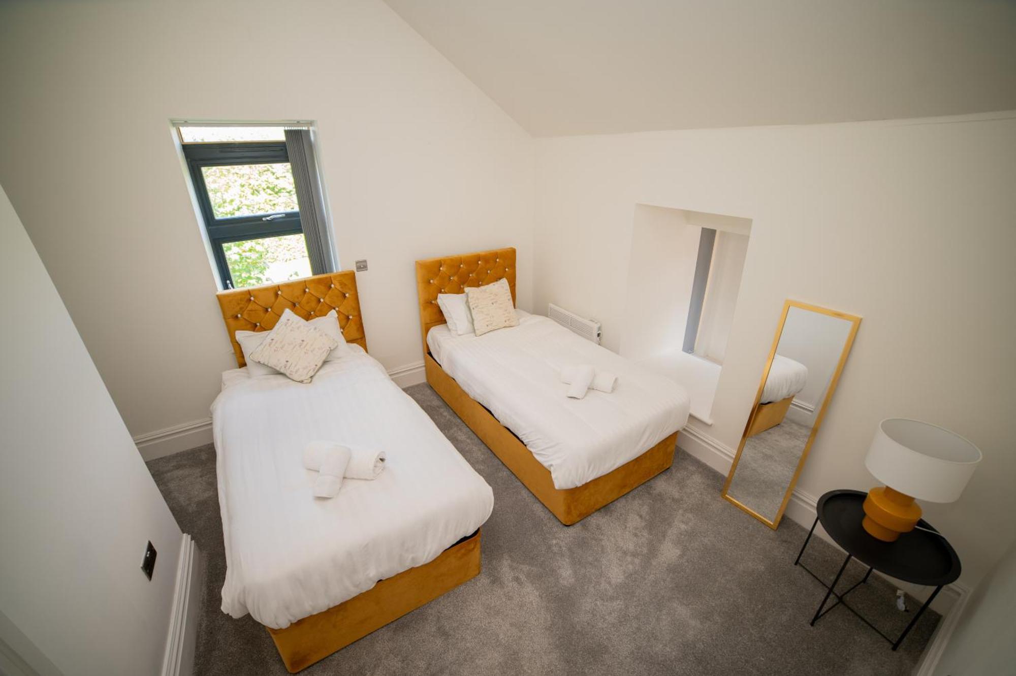 Stylish 3-bedroom Townhouse In Leeds: Ideal For Leisure & Corporate Apartment