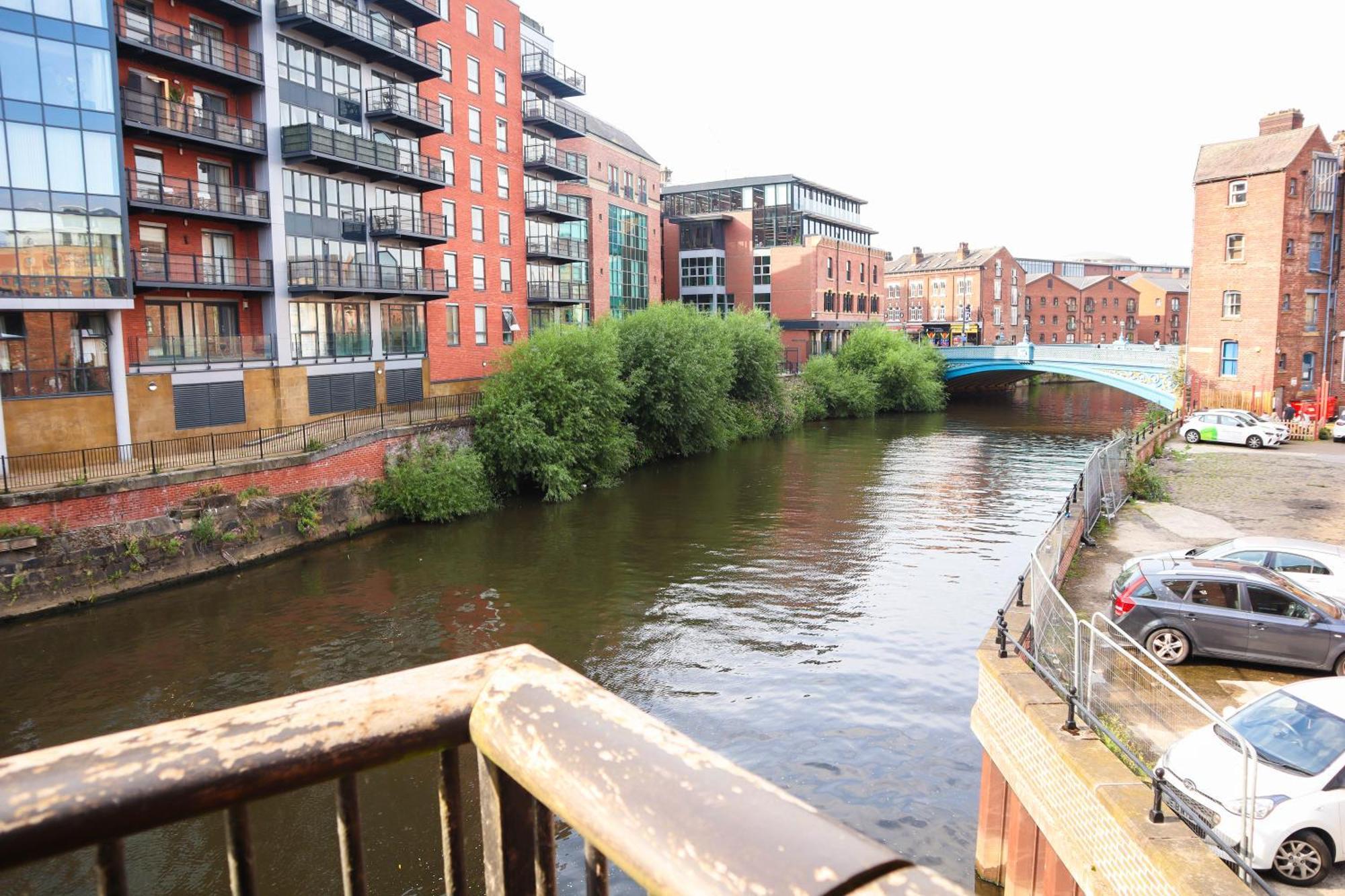 Beautiful 2 Bed - Centre - Free Private Parking - Perfect For Families And Professionals