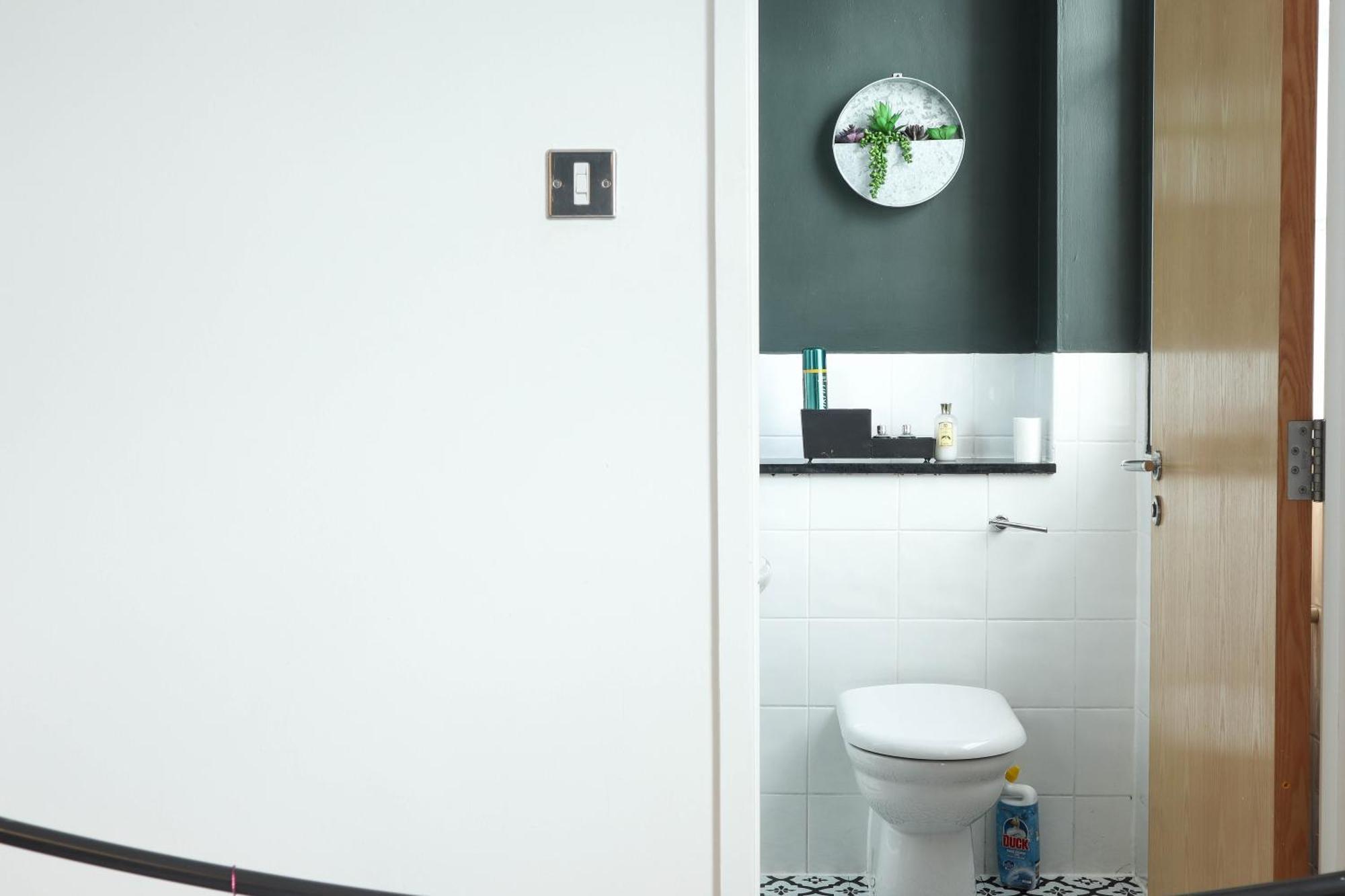 Beautiful 2 Bed - Centre - Free Private Parking - Perfect For Families And Professionals *