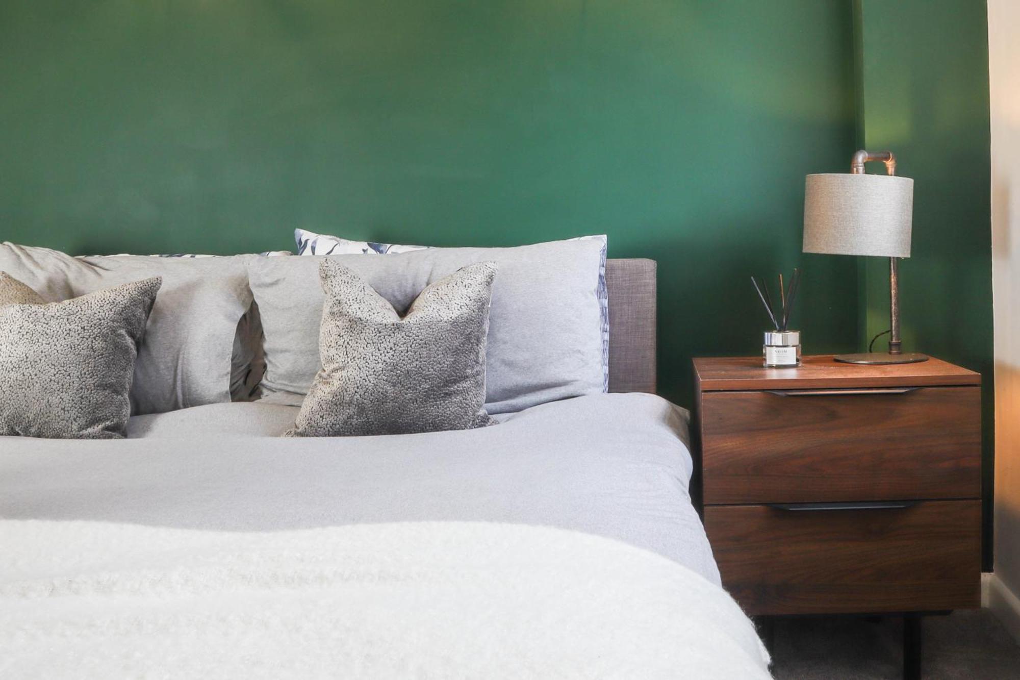 Beautiful 2 Bed - Centre - Free Private Parking - Perfect For Families And Professionals