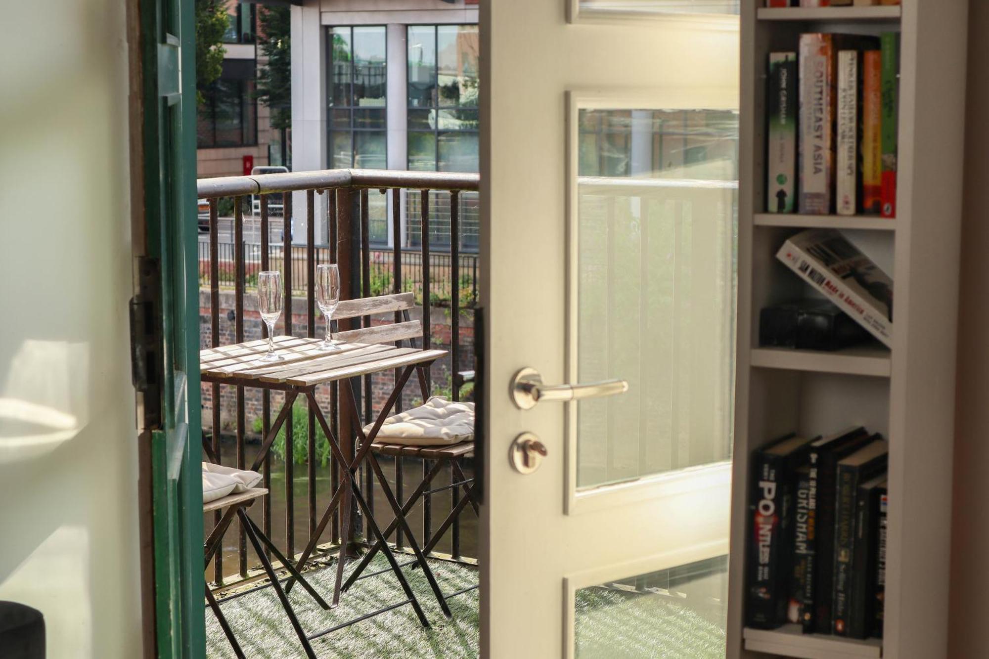 Beautiful 2 Bed - Centre - Free Private Parking - Perfect For Families And Professionals Apartment