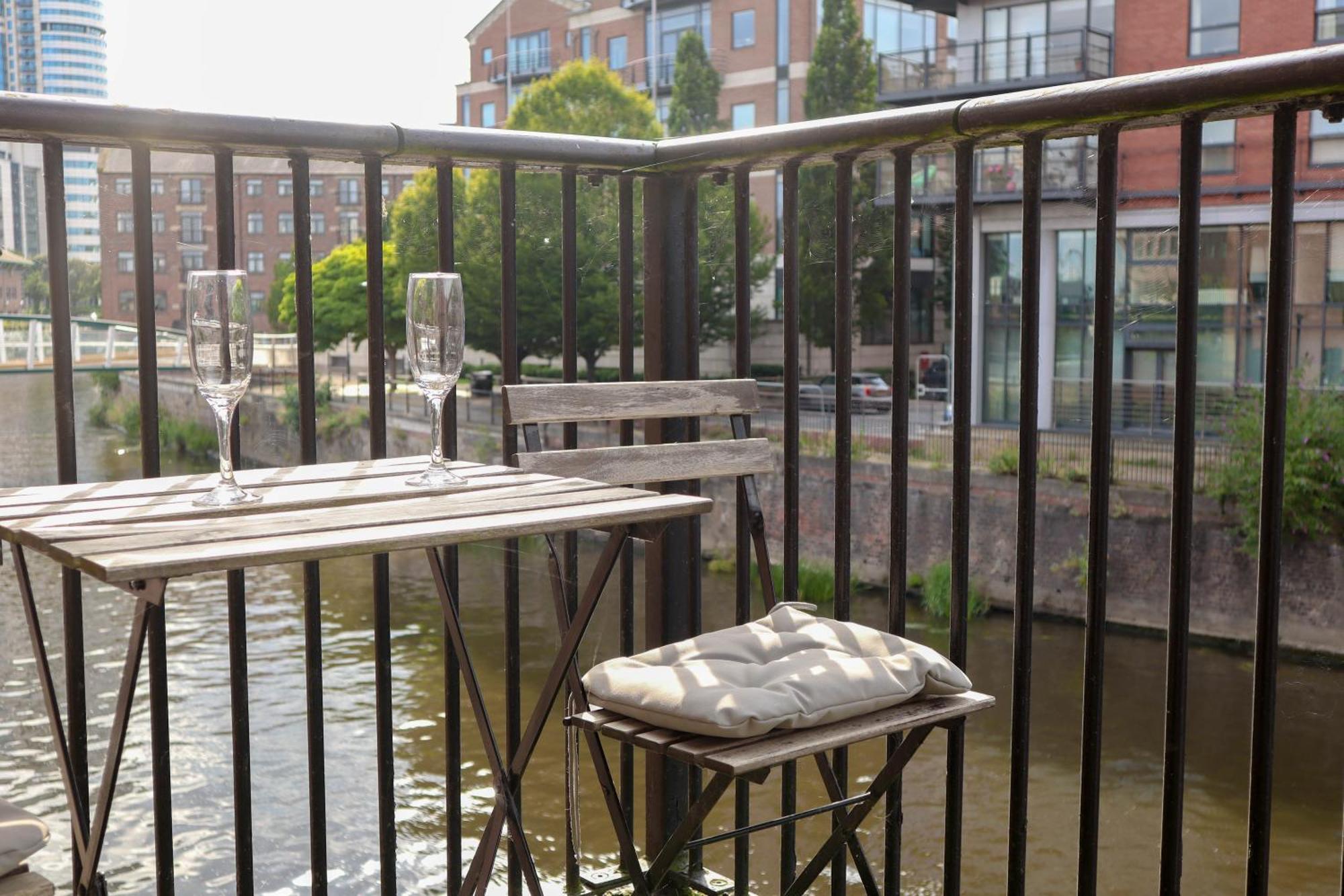Beautiful 2 Bed - Centre - Free Private Parking - Perfect For Families And Professionals Apartment Leeds (West Yorkshire)