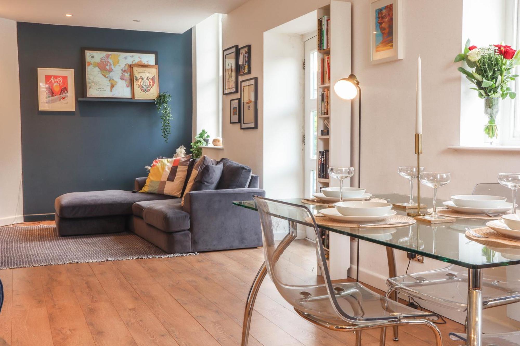 Beautiful 2 Bed - Centre - Free Private Parking - Perfect For Families And Professionals