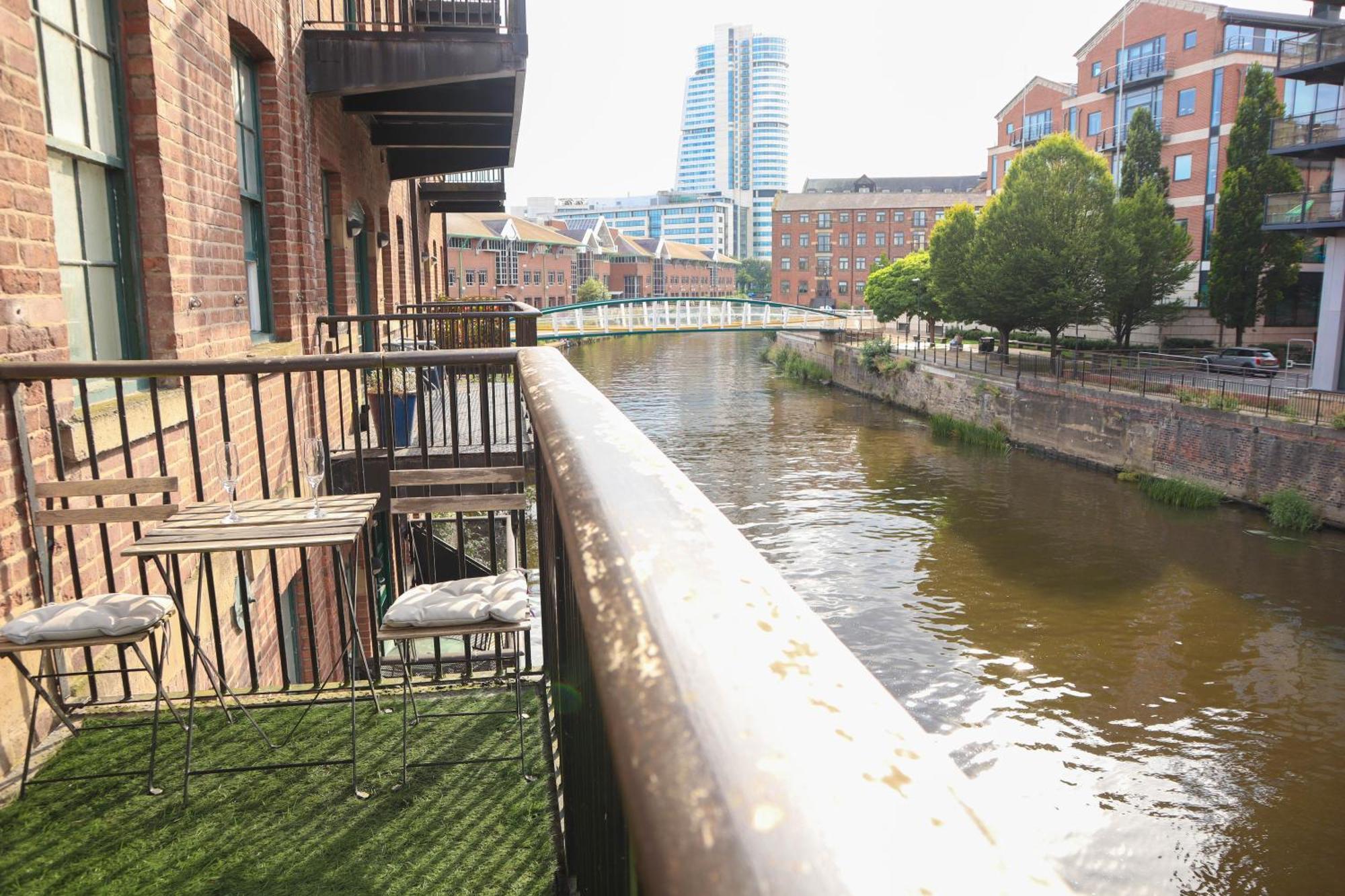 Apartment Beautiful 2 Bed - Centre - Free Private Parking - Perfect For Families And Professionals
