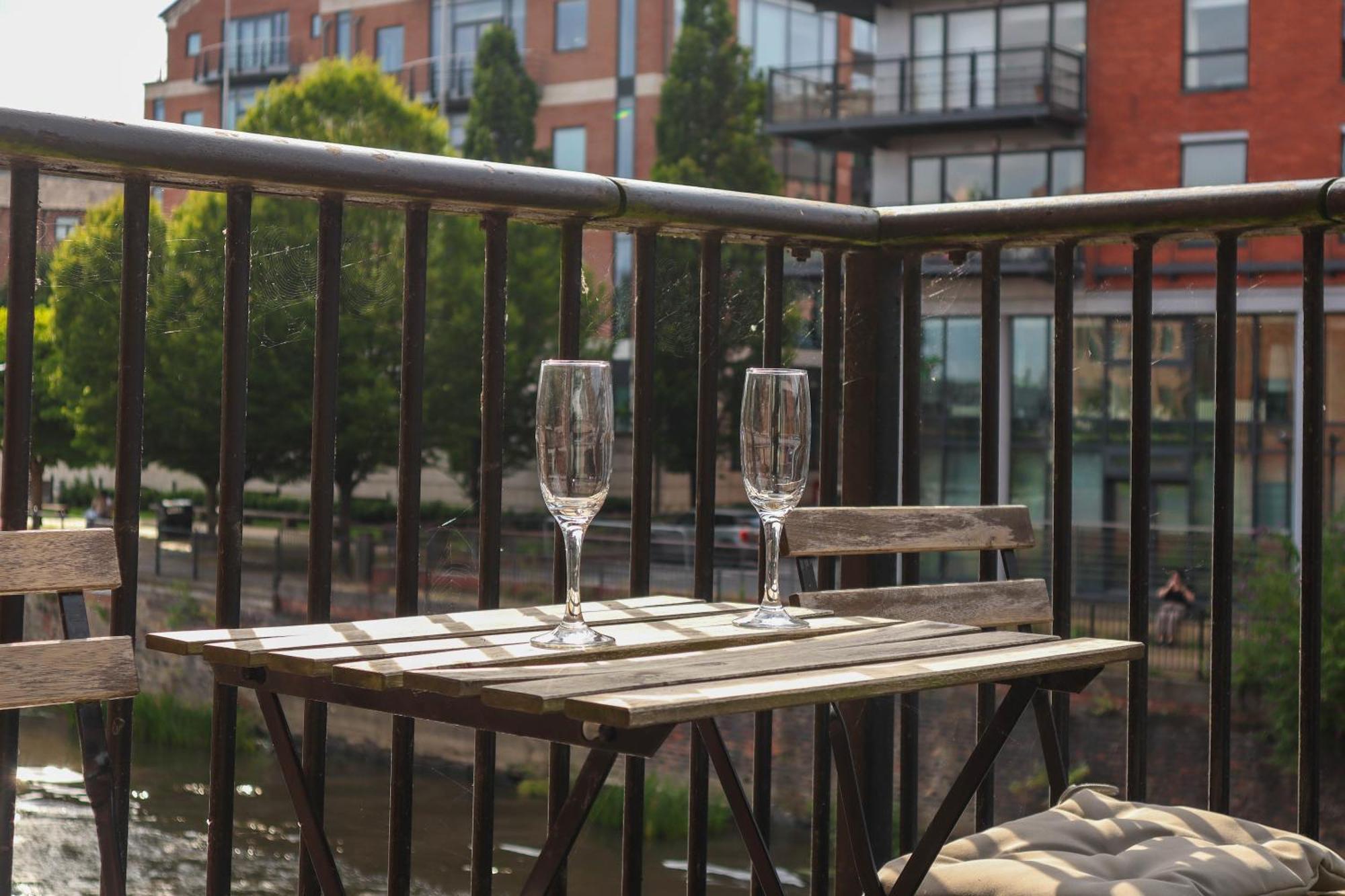 Beautiful 2 Bed - Centre - Free Private Parking - Perfect For Families And Professionals Apartment Leeds (West Yorkshire)