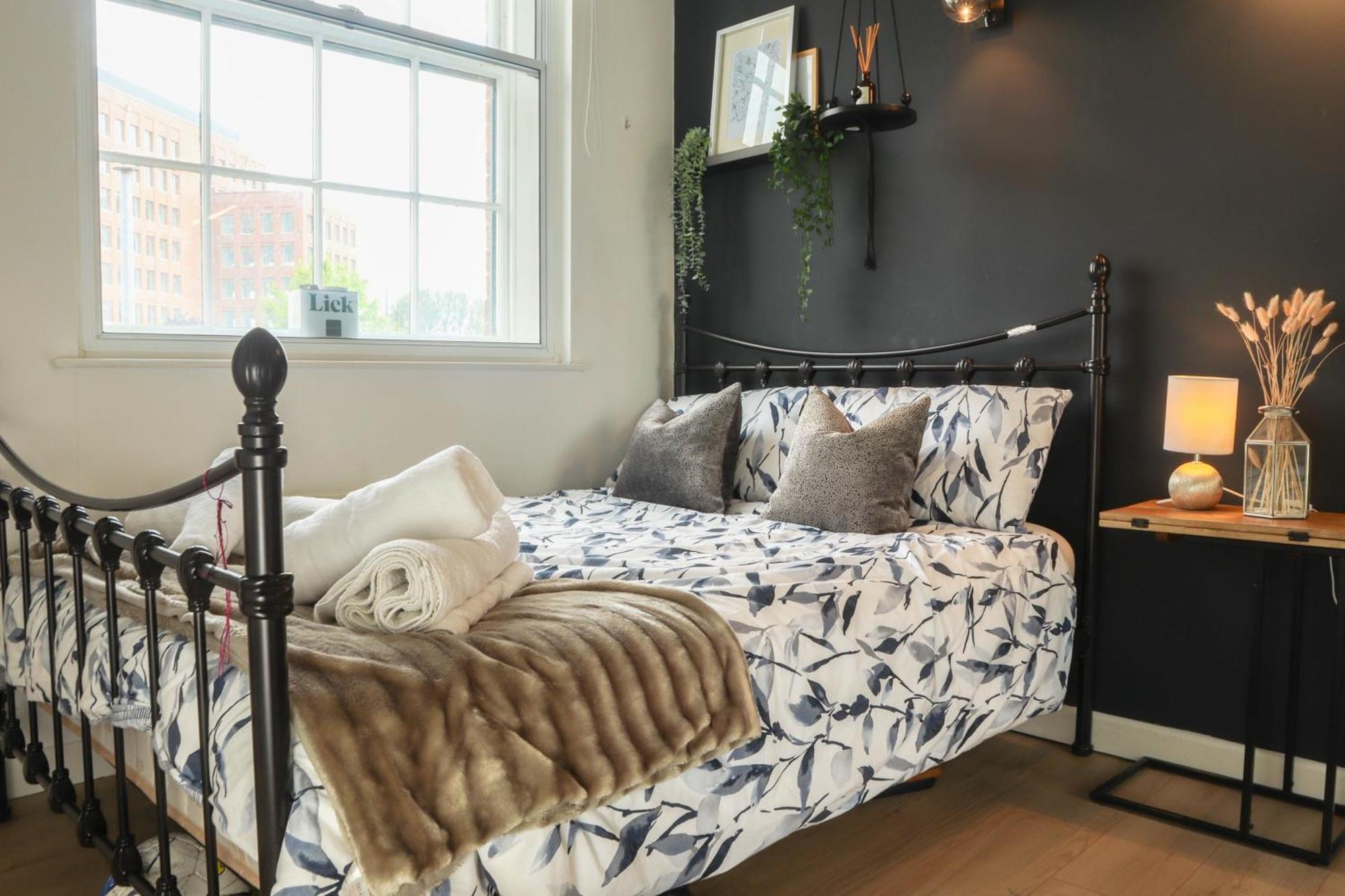 Beautiful 2 Bed - Centre - Free Private Parking - Perfect For Families And Professionals Apartment