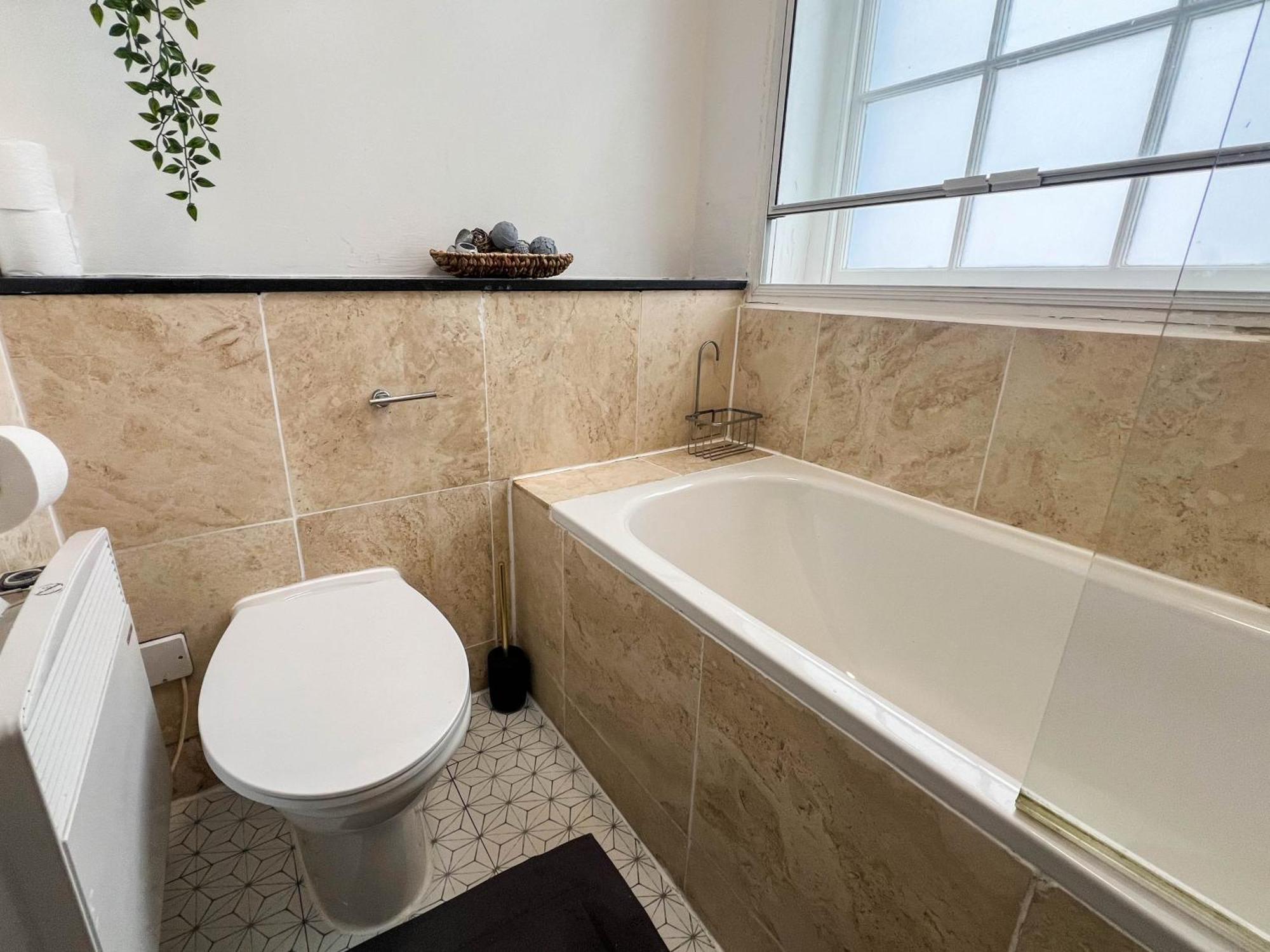 Beautiful 2 Bed - Centre - Free Private Parking - Perfect For Families And Professionals Apartment *