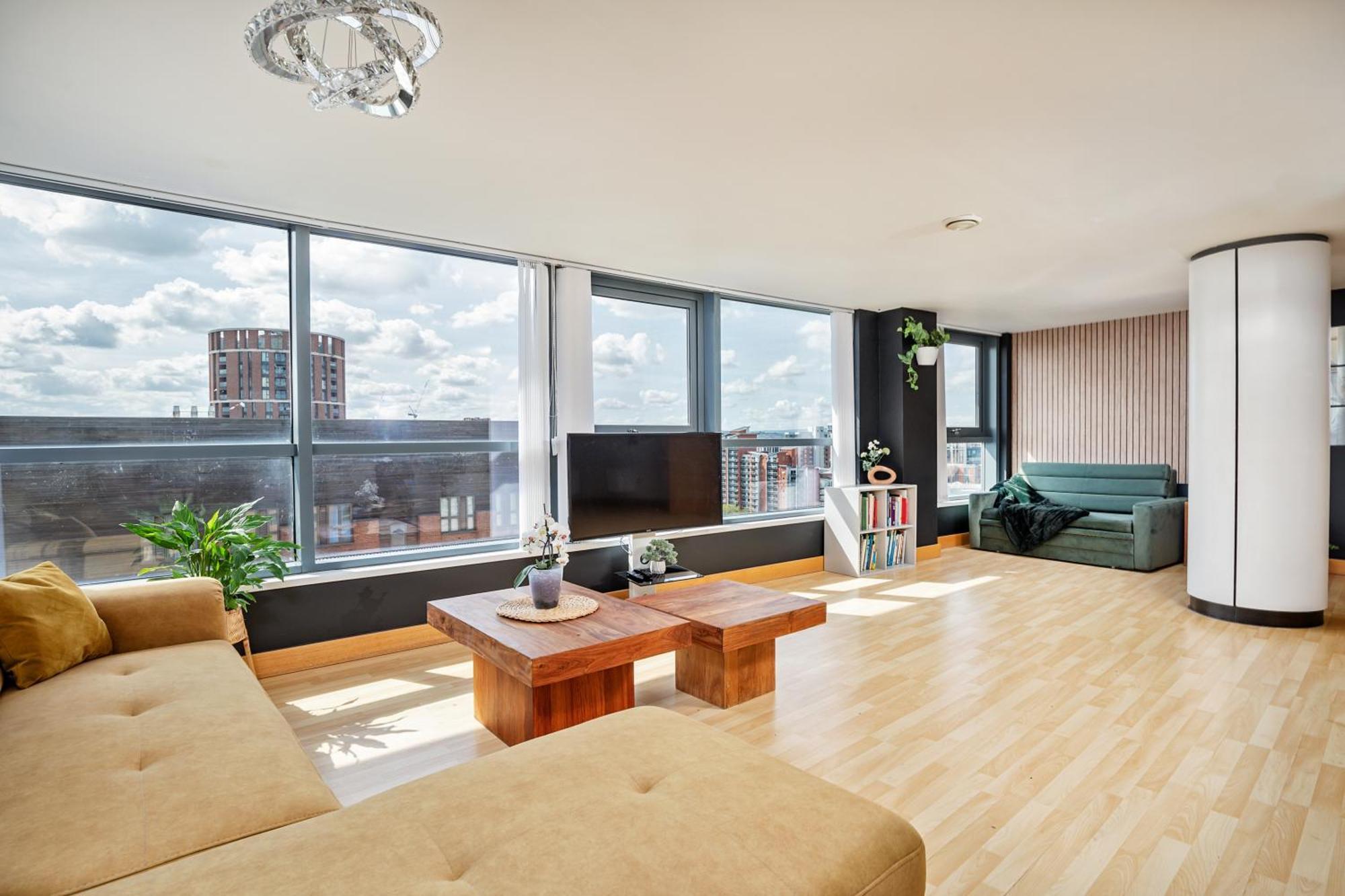 Large Penthouse In Leeds Apartment *