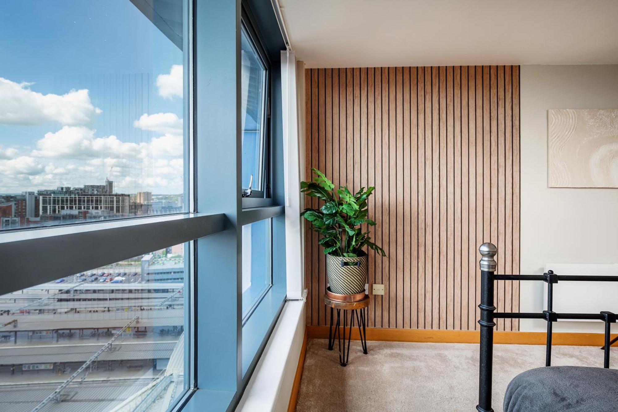 Large Penthouse In Leeds Apartment *