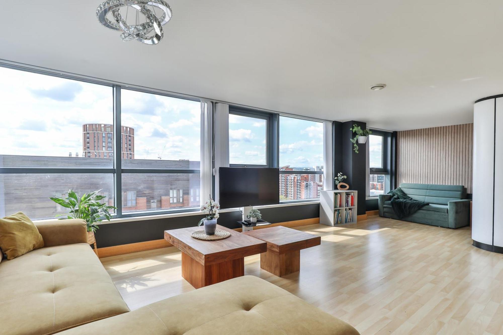 Large Penthouse In Leeds *
