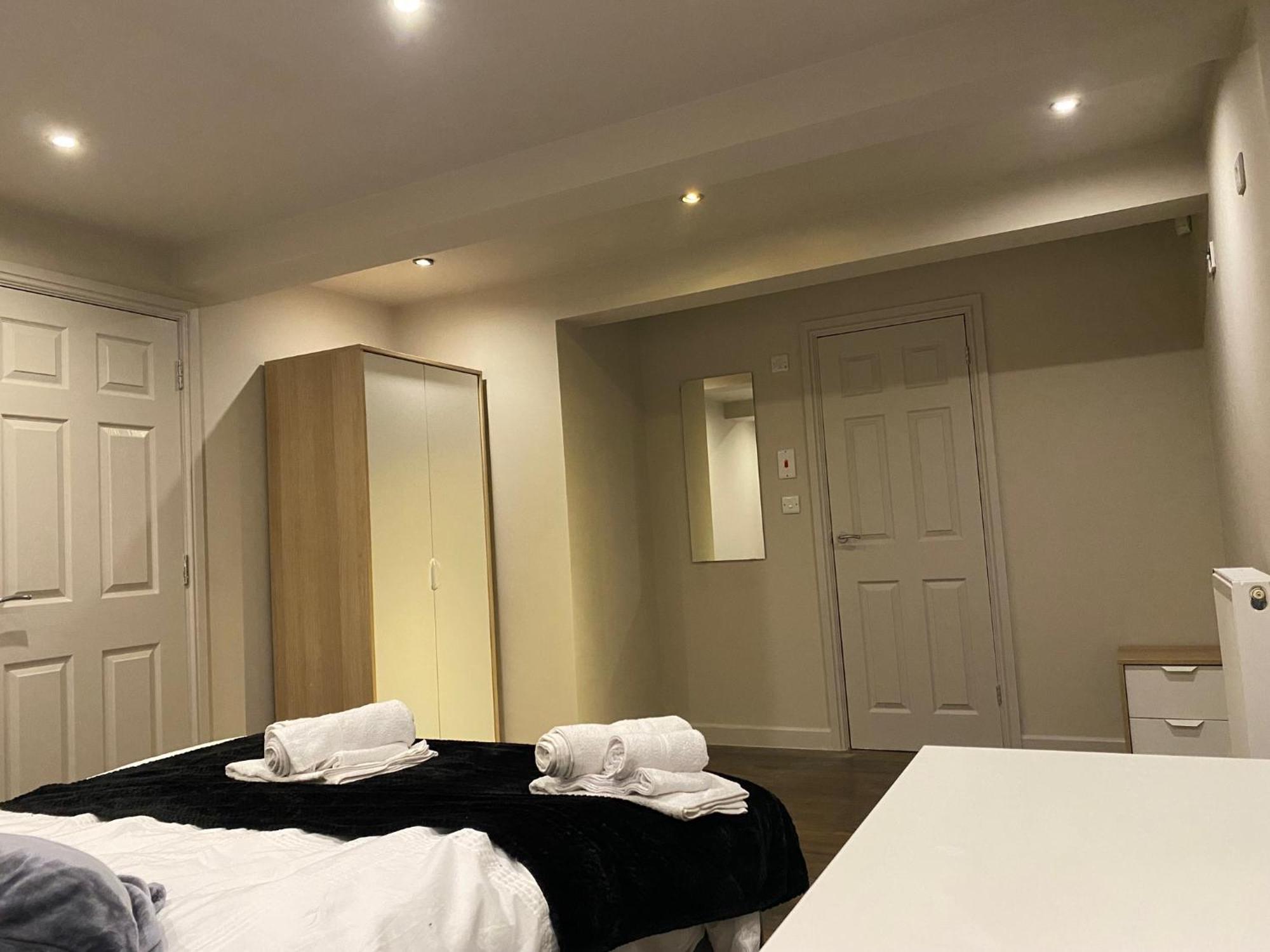 Stunning King In The Heart Of Leeds Center Apartment
