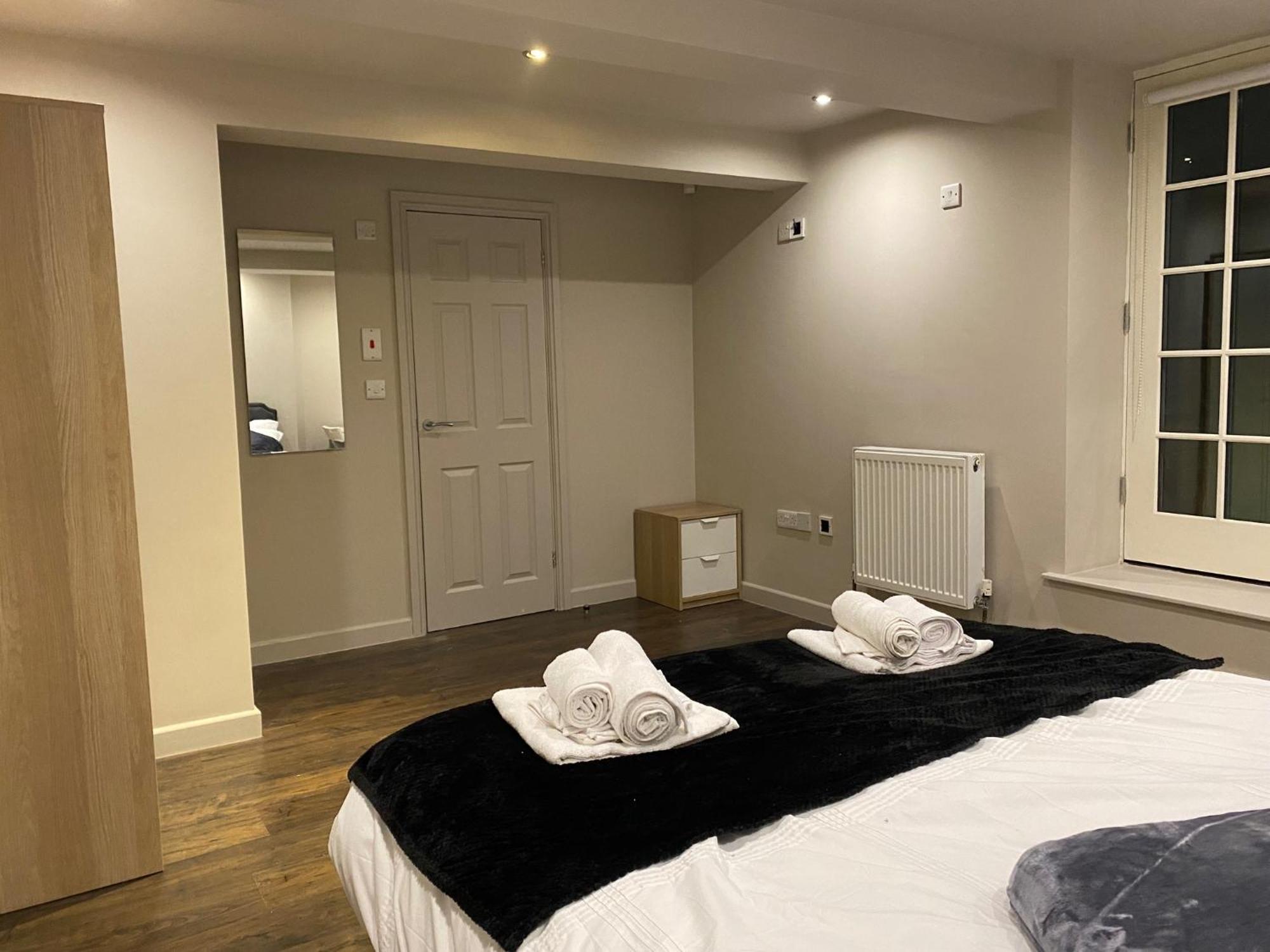 Stunning King In The Heart Of Leeds Center Apartment *