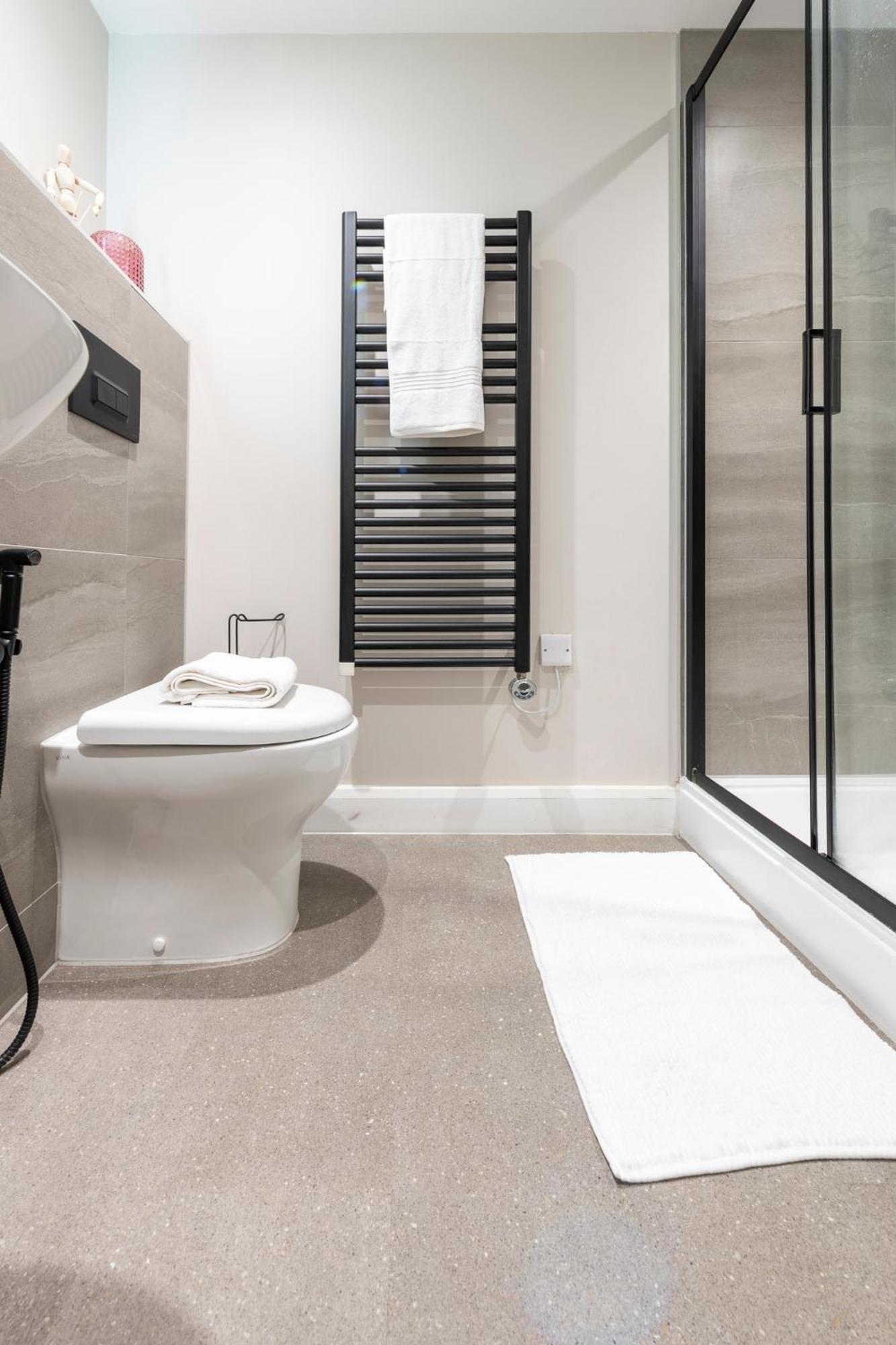 Harvey Nic's & Designer Quarter 62ch Apartment