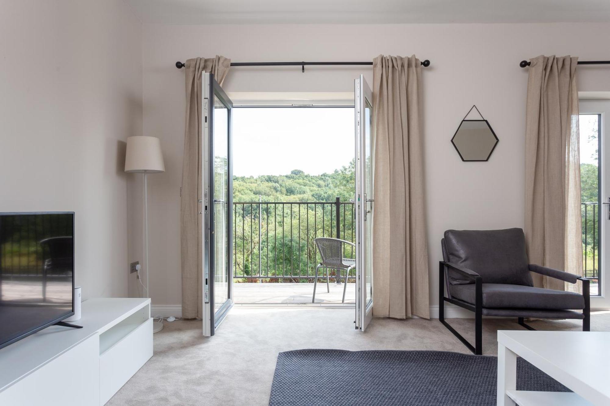 Huge 5 Bedroom Home, Sleeps 6