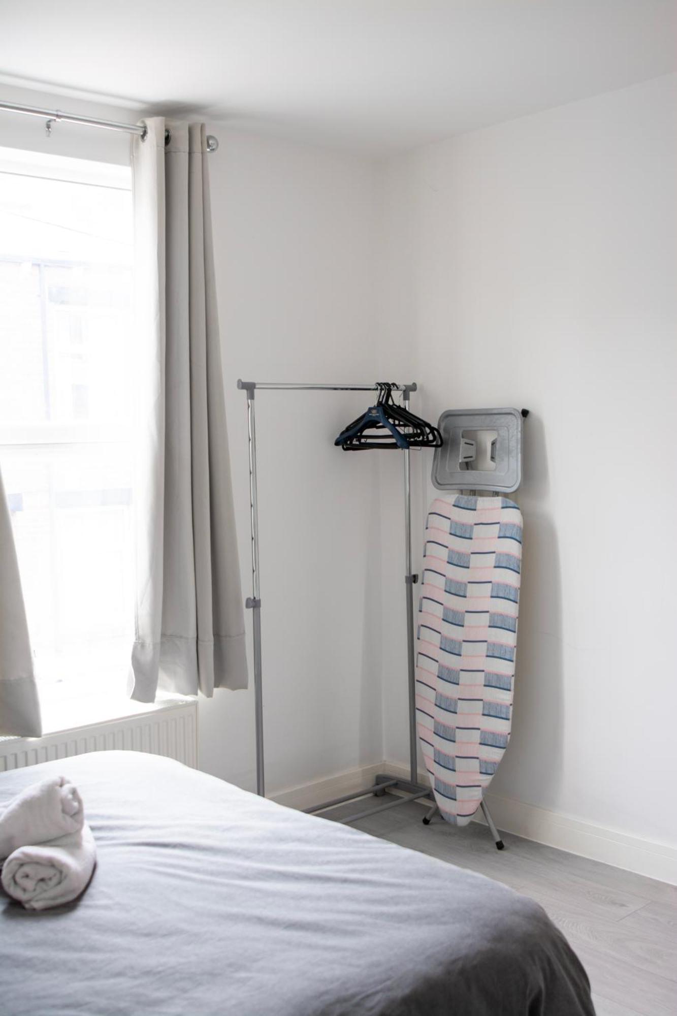Modern 4 Bed En-suite House In - Free Parking Apartment *
