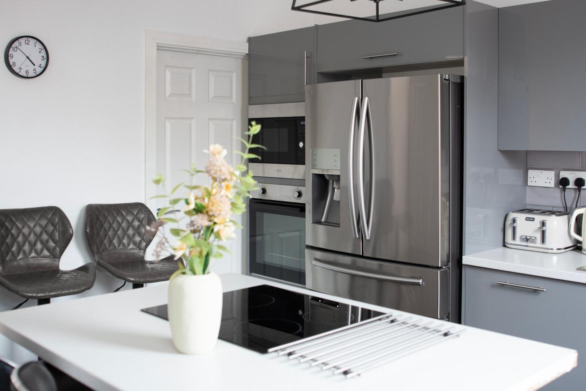 Modern 4 Bed En-suite House In - Free Parking *