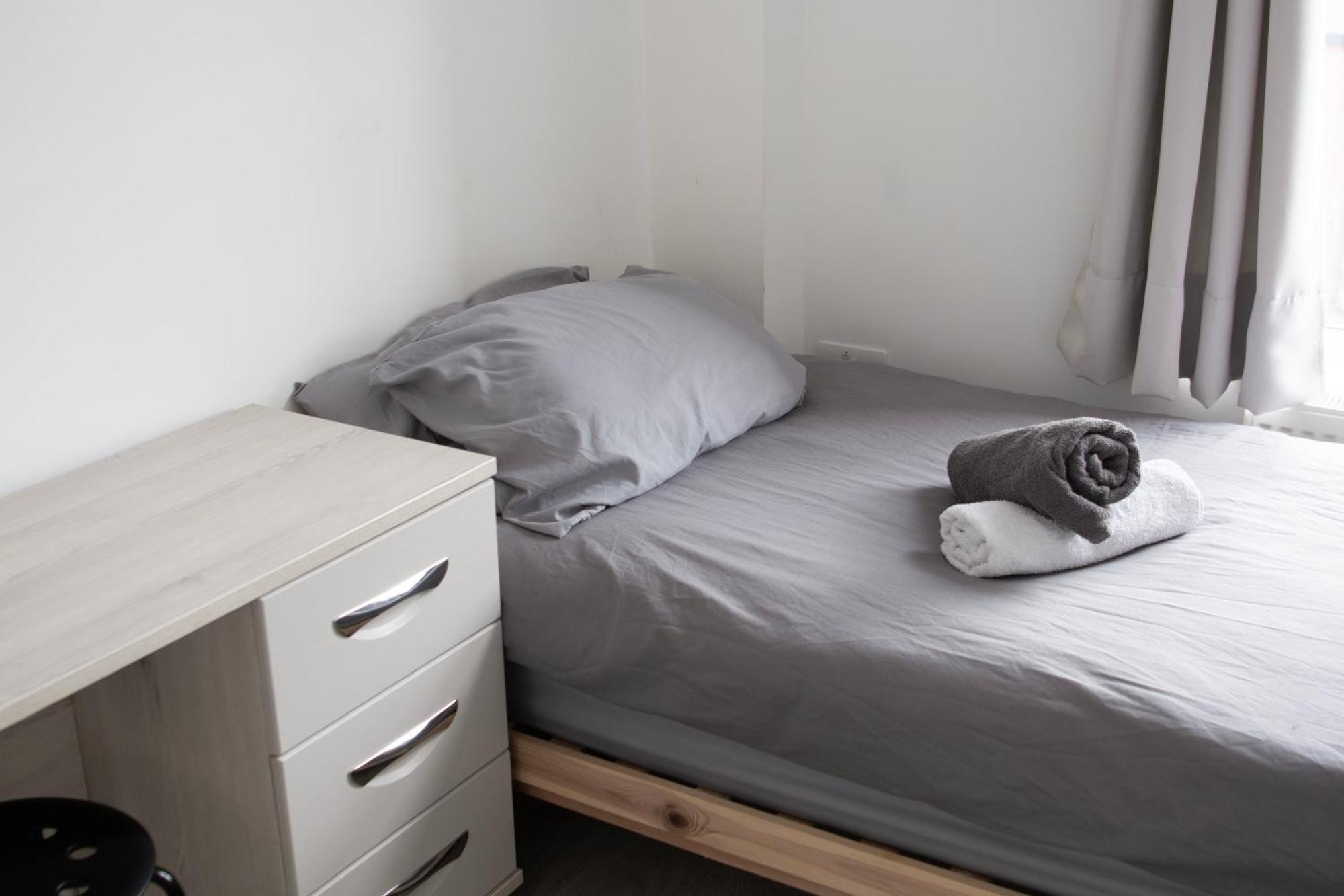 Modern 4 Bed En-suite House In - Free Parking *