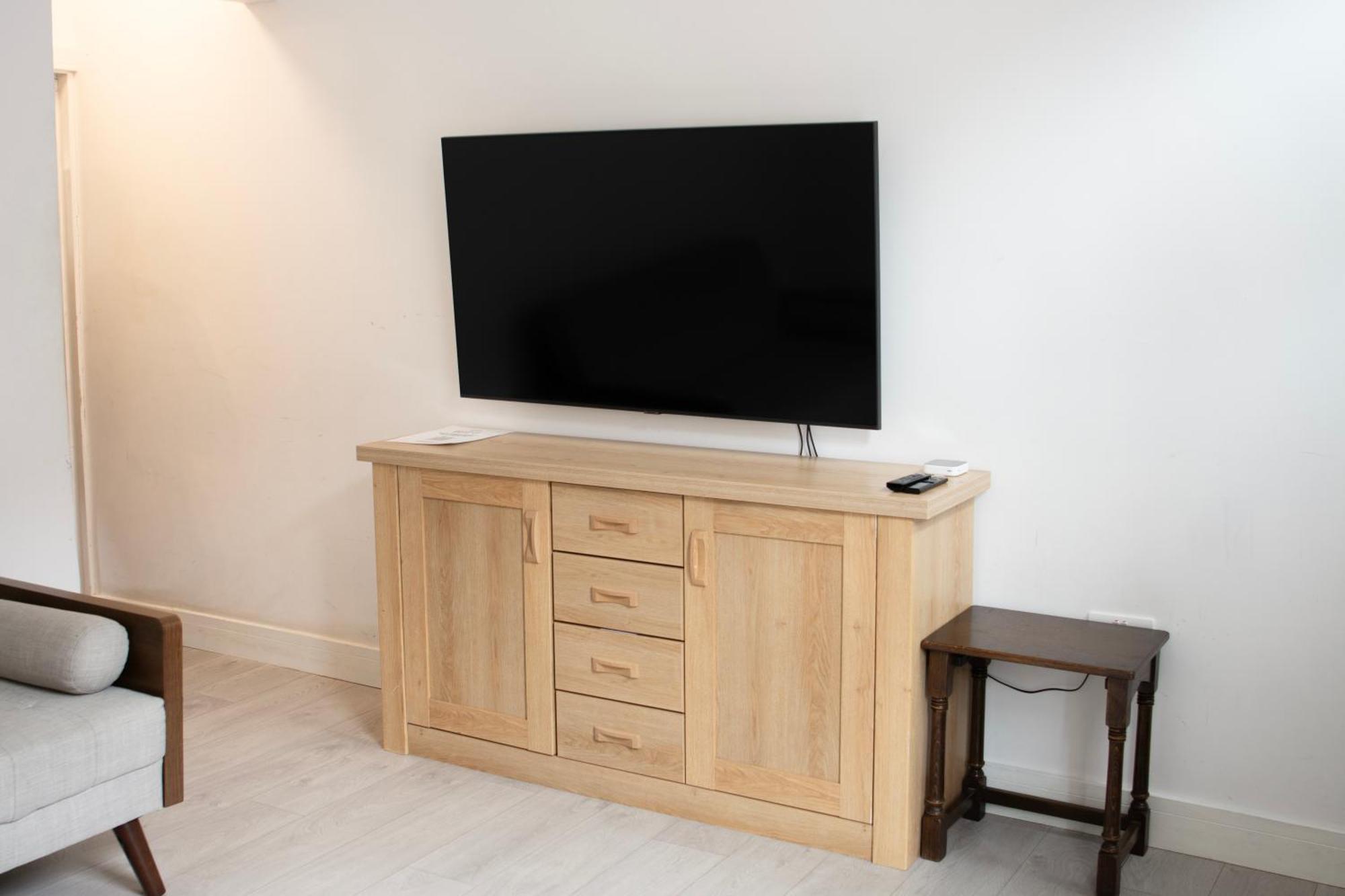 Modern 4 Bed En-suite House In - Free Parking * Leeds (West Yorkshire)