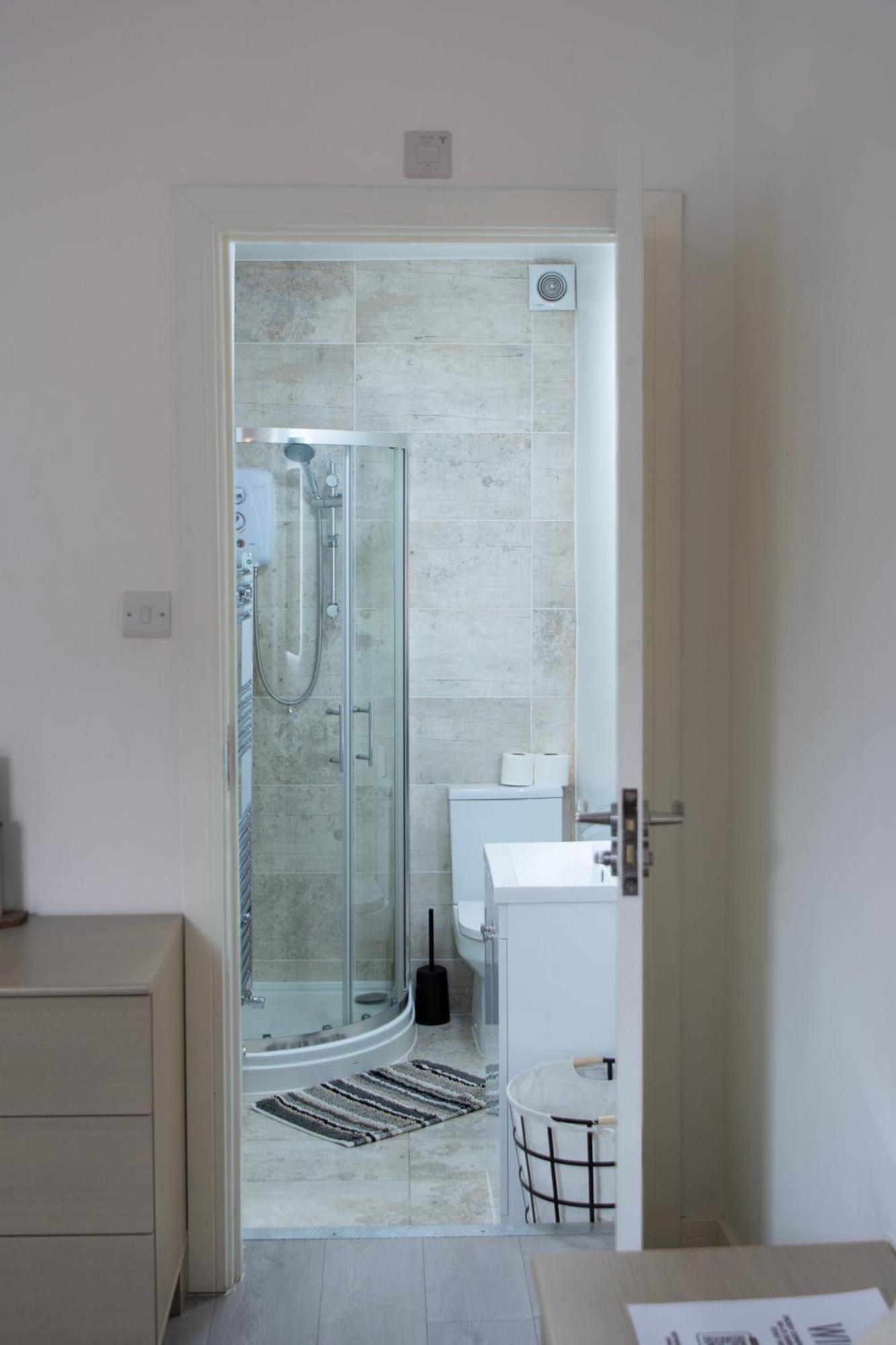 Modern 4 Bed En-suite House In - Free Parking Leeds (West Yorkshire)